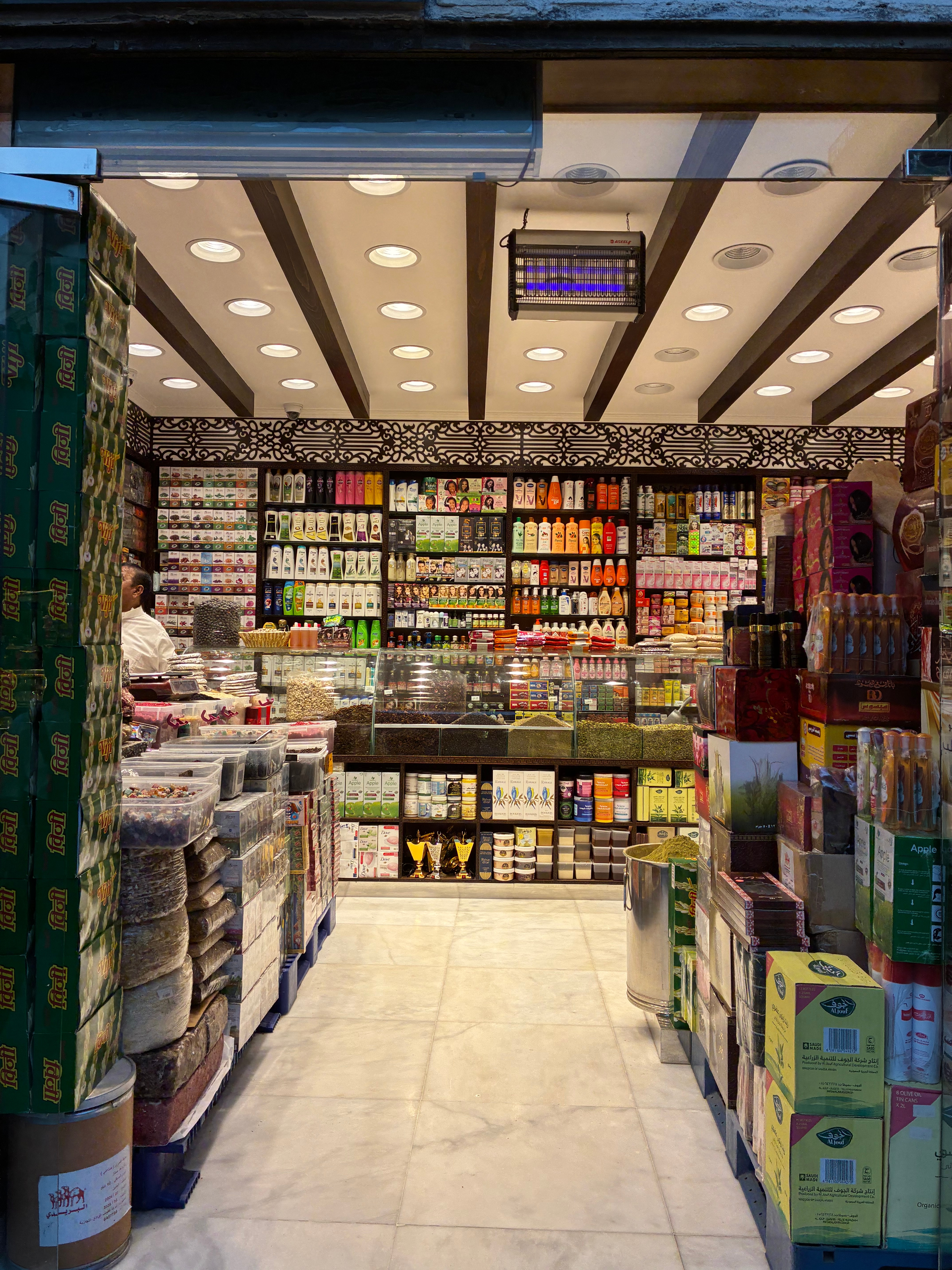 サウジアラビア_いろんな商品が売っているお店(ヘアカラーもあり)