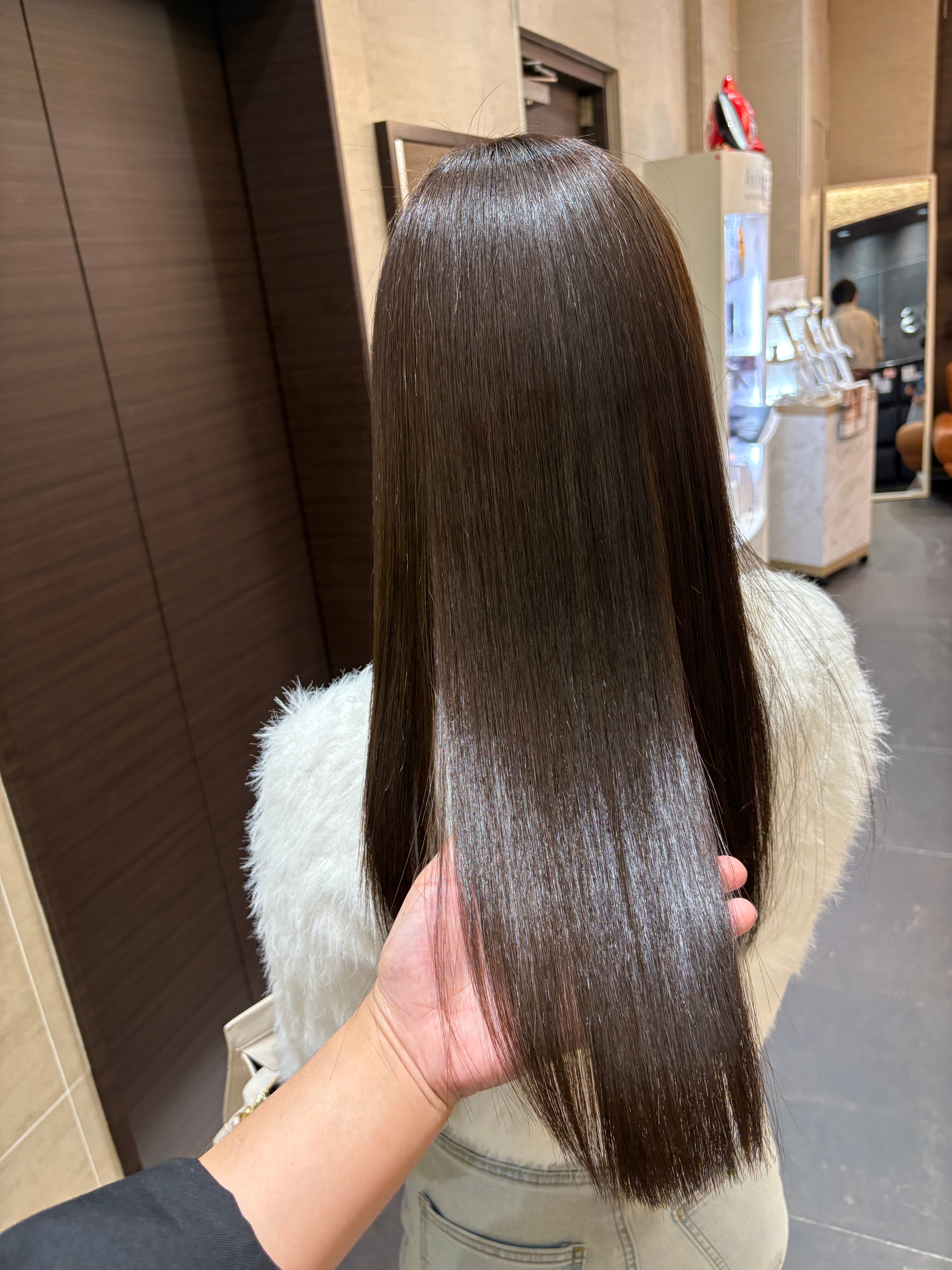 1. 暗めでも透明感を感じるオリーブカラー