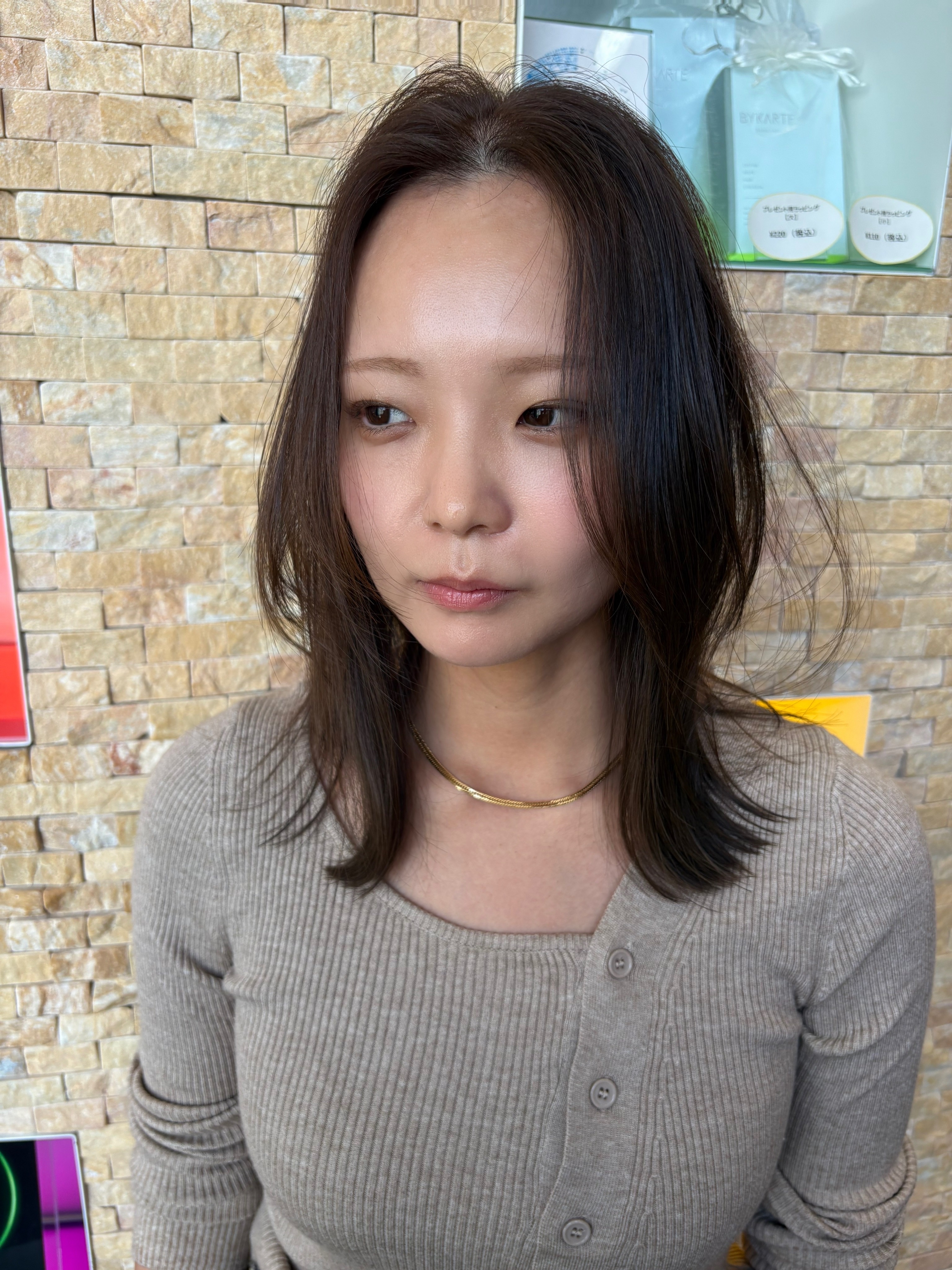 4. 自然な抜け感をまとえるナチュラルカラー