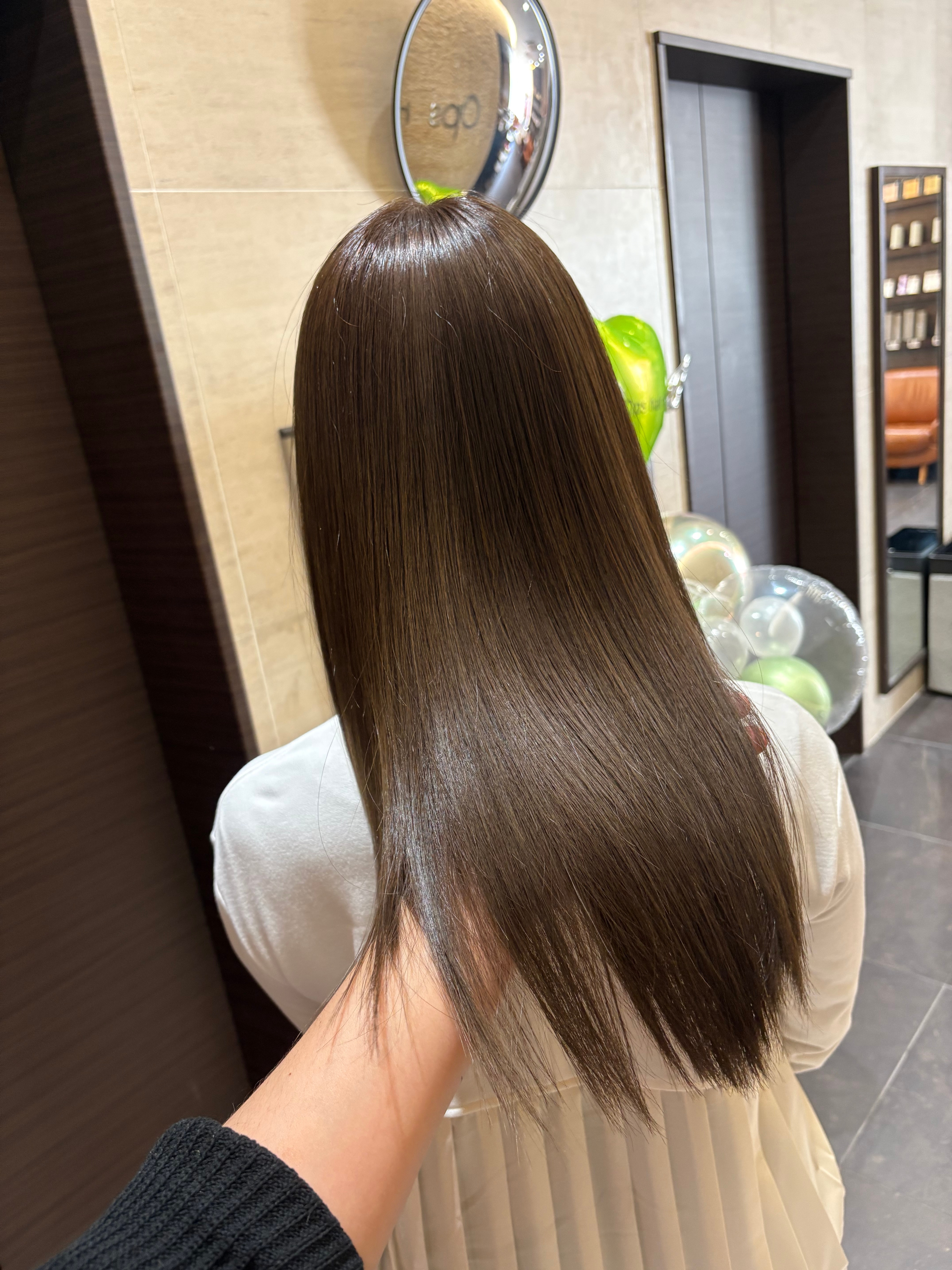3. 明るすぎず軽やかに見えるオリーブベージュ