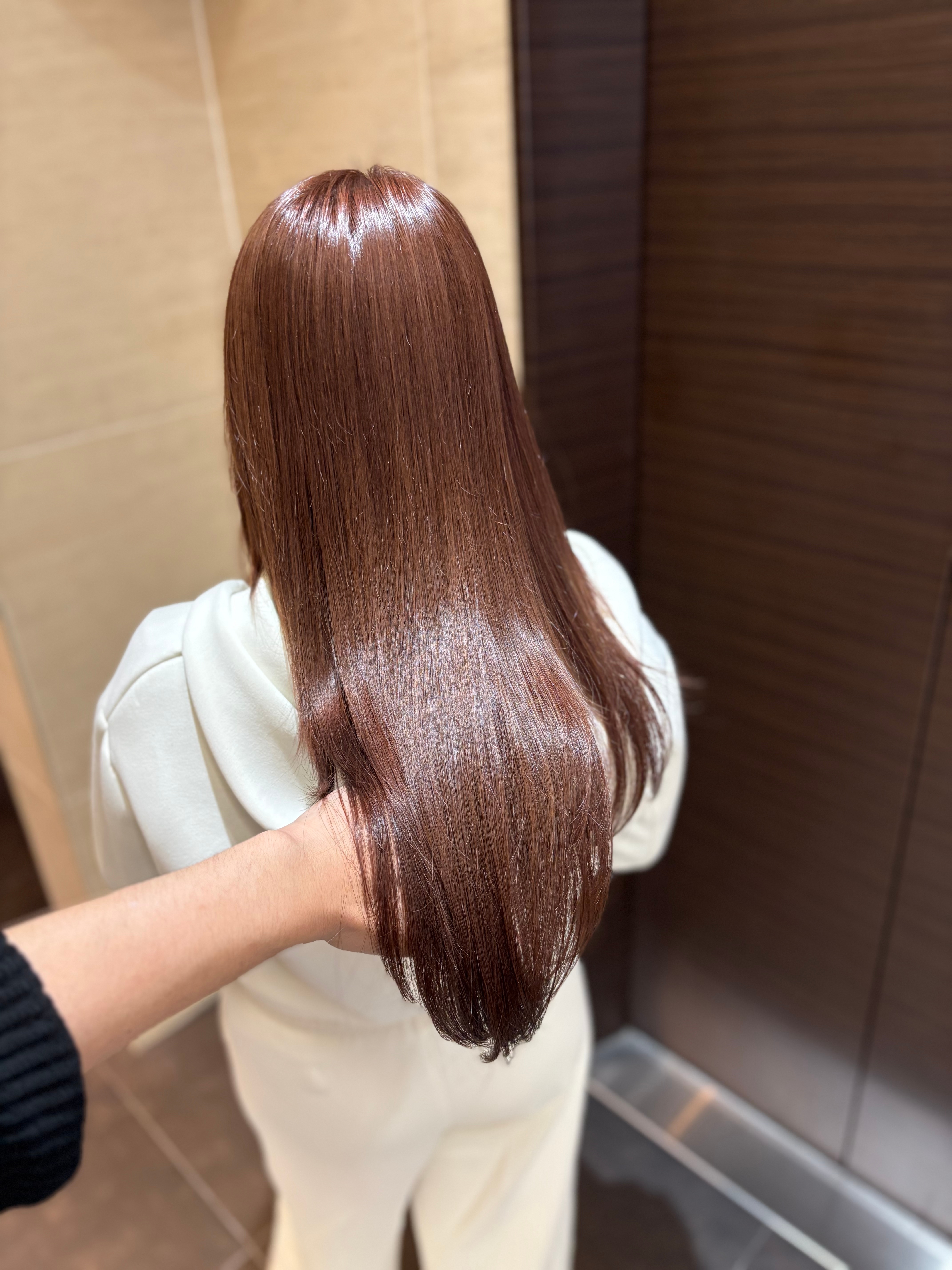 1. 明るい血色感で華やかに見せるコーラルカラー