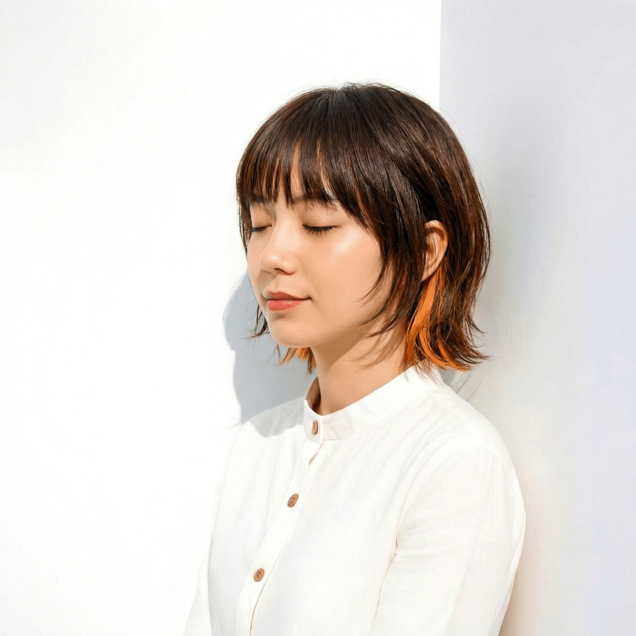 13. 暗髪ショートにオレンジを効かせた裾カラーでさりげなく遊び心をプラス