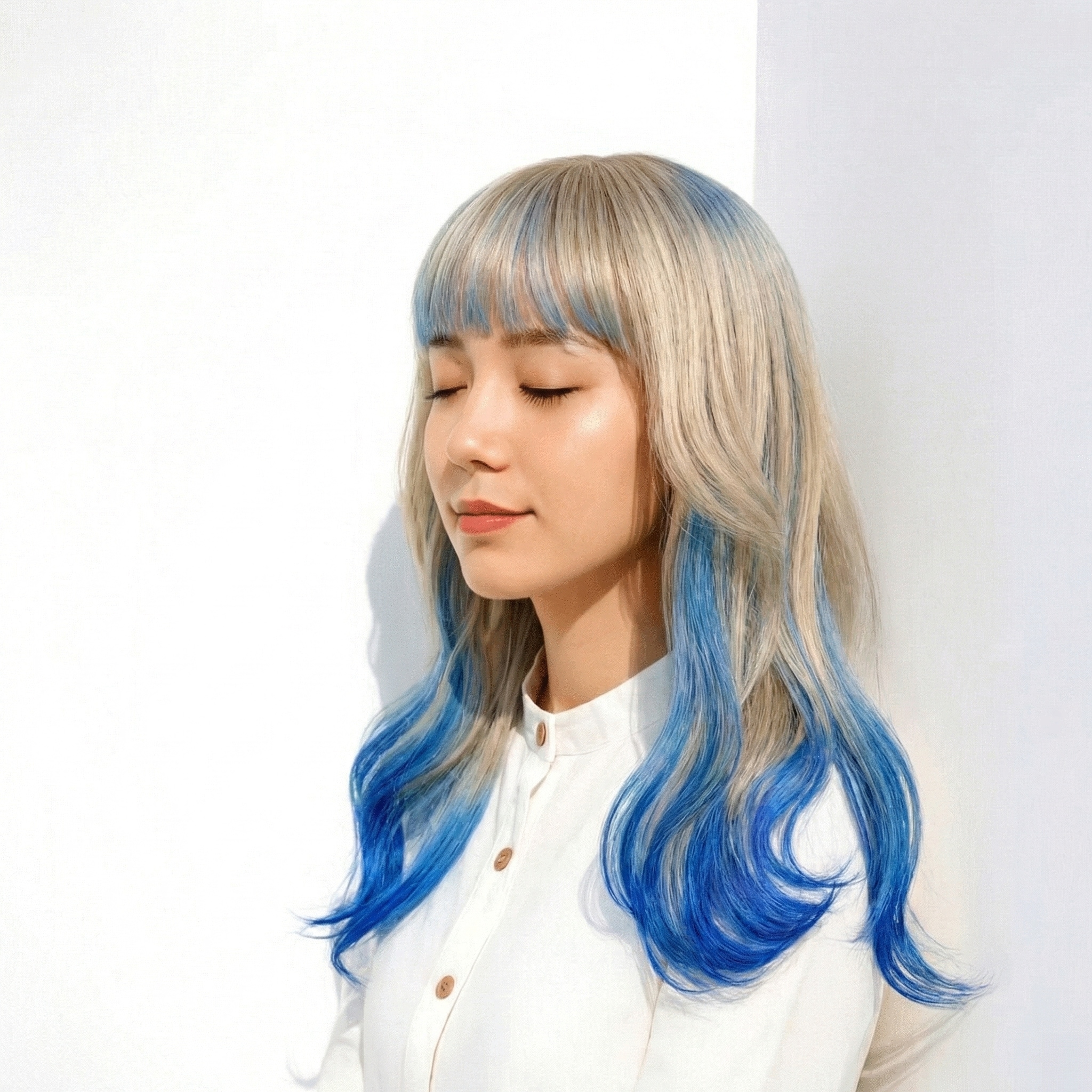 2. 毛先にブルーを効かせたロングの裾カラーで透明感のある印象に