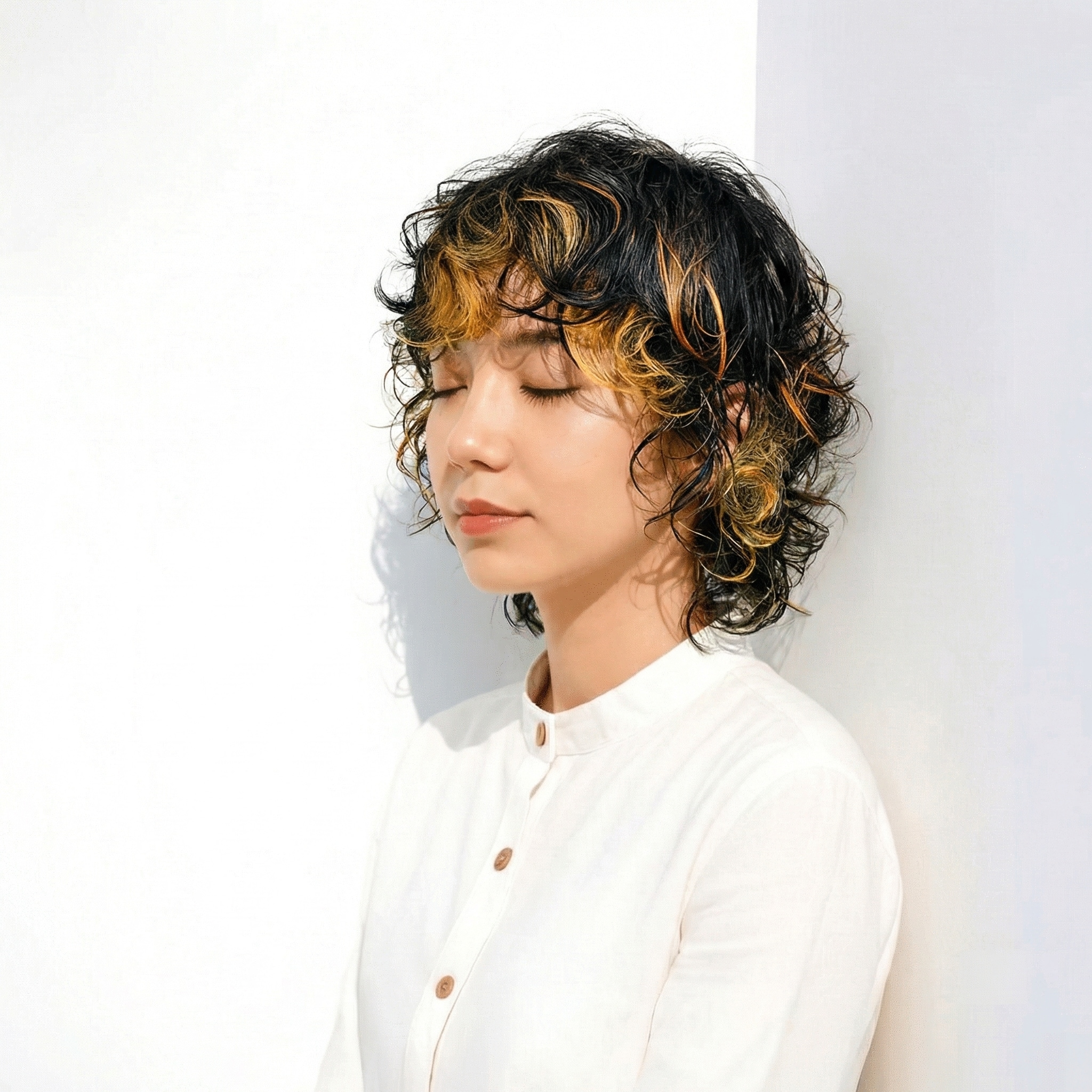 1. ハイライト感を楽しめるショートパーマのポイントカラー