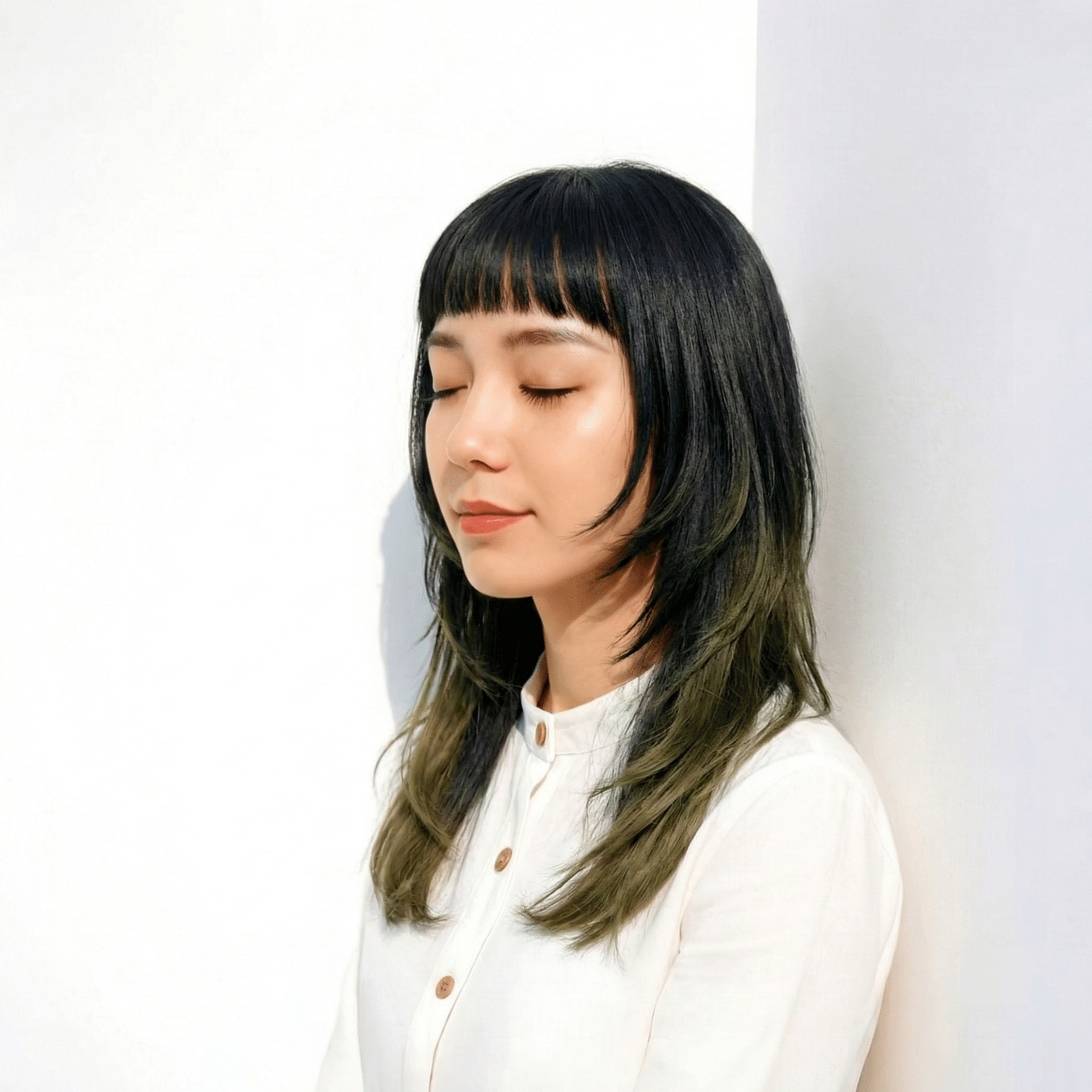 4. 暗髪ベースになじむ毛先カラーでさりげなく印象チェンジ