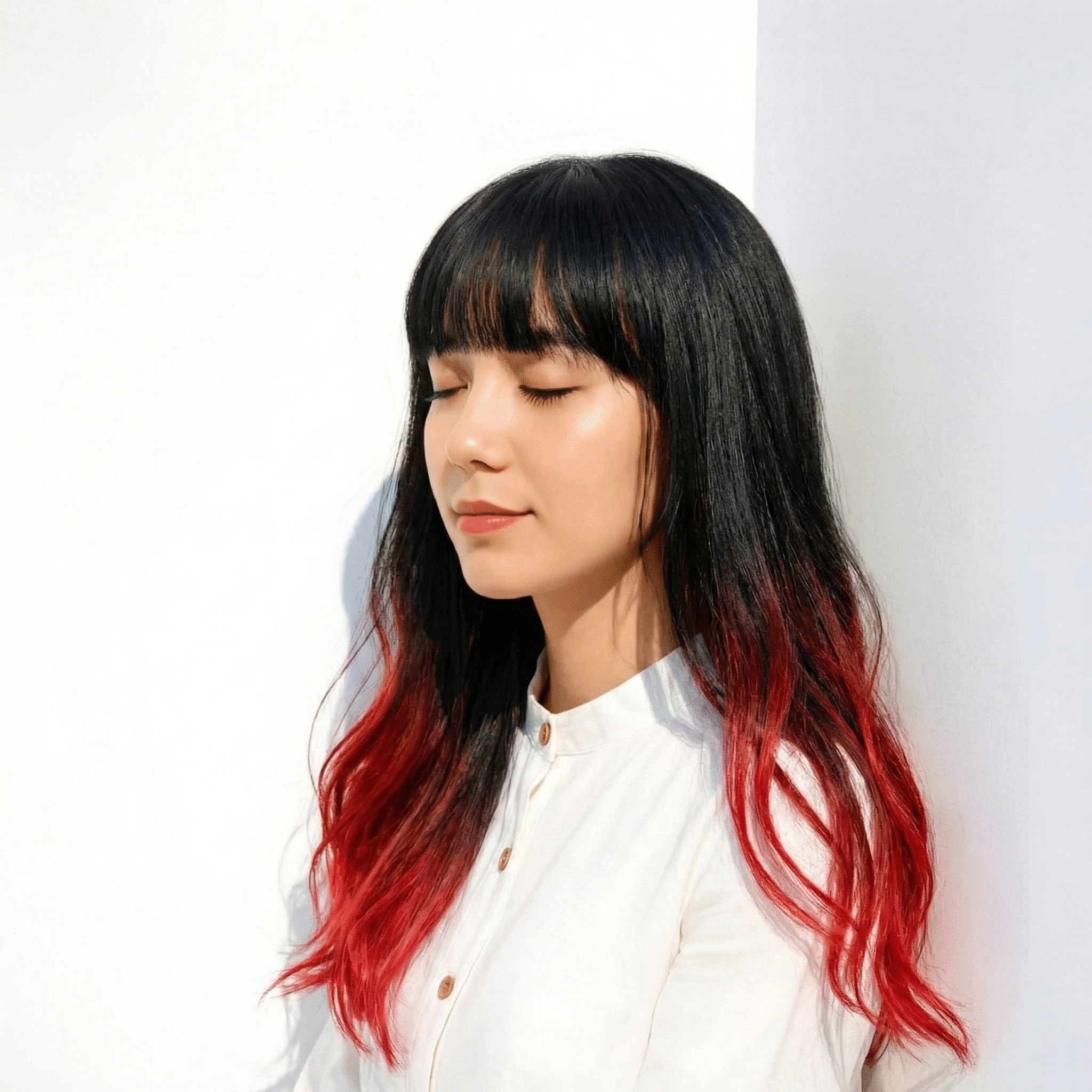 6. 毛先に赤を効かせたグラデーションカラーでロングに華やかさをプラス