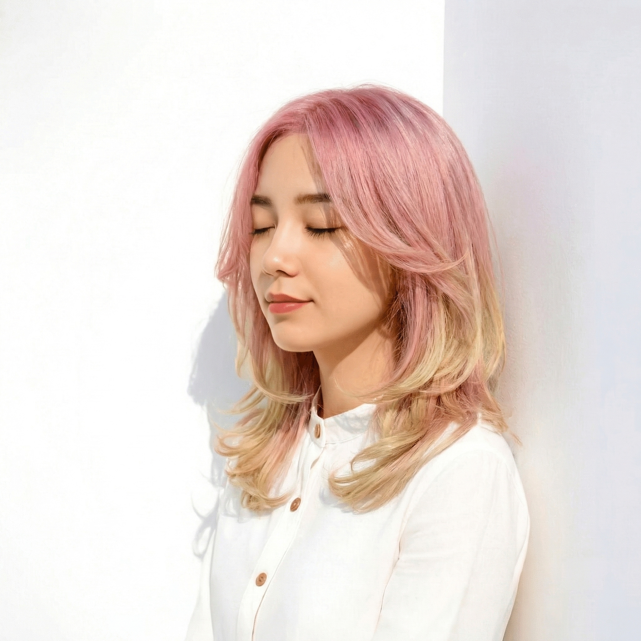 10. ピンクベージュのグラデーションカラーでやわらかく華やぐミディアムスタイル