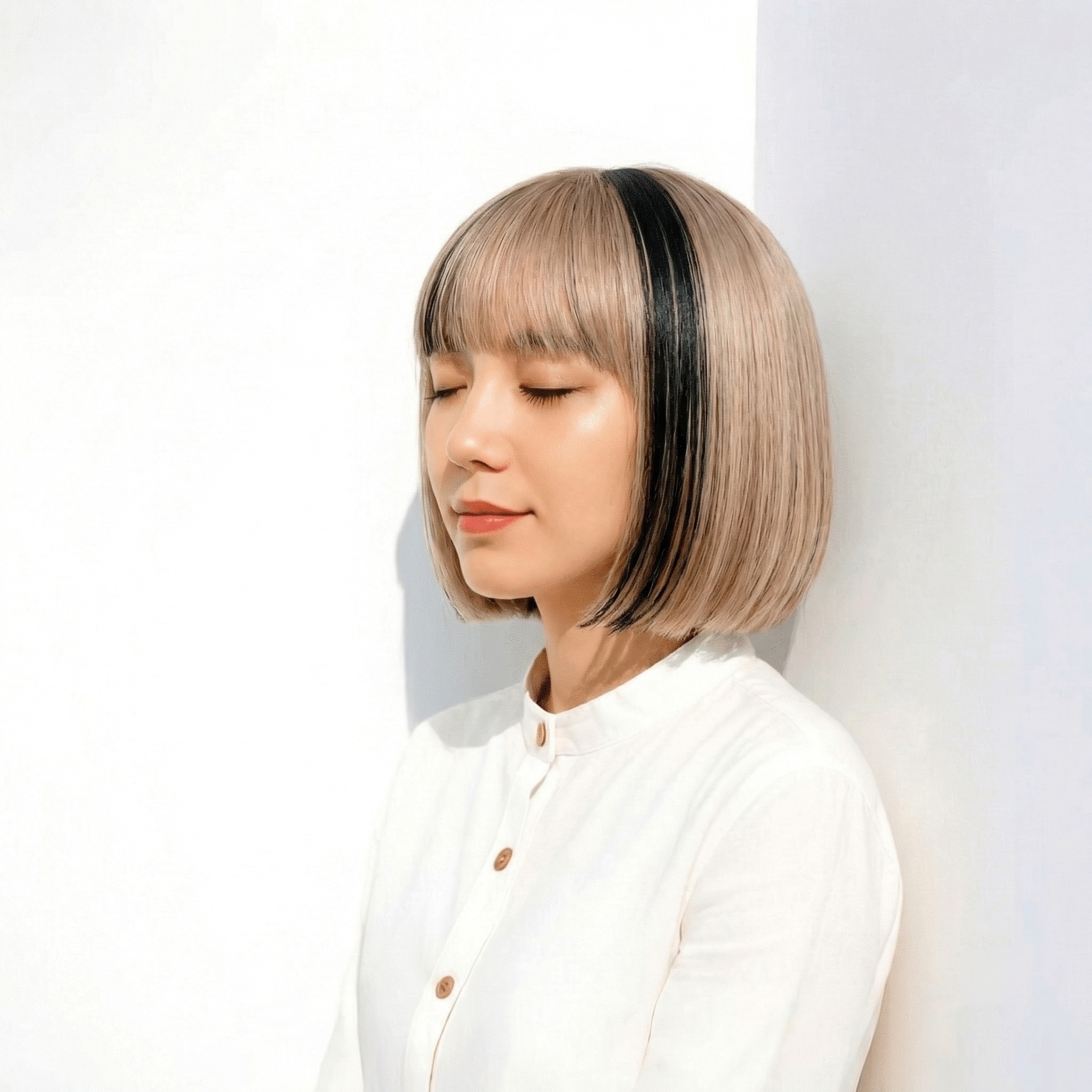 14. ボブに映えるフェイスフレーミングでモードなコントラストを楽しむデザイン