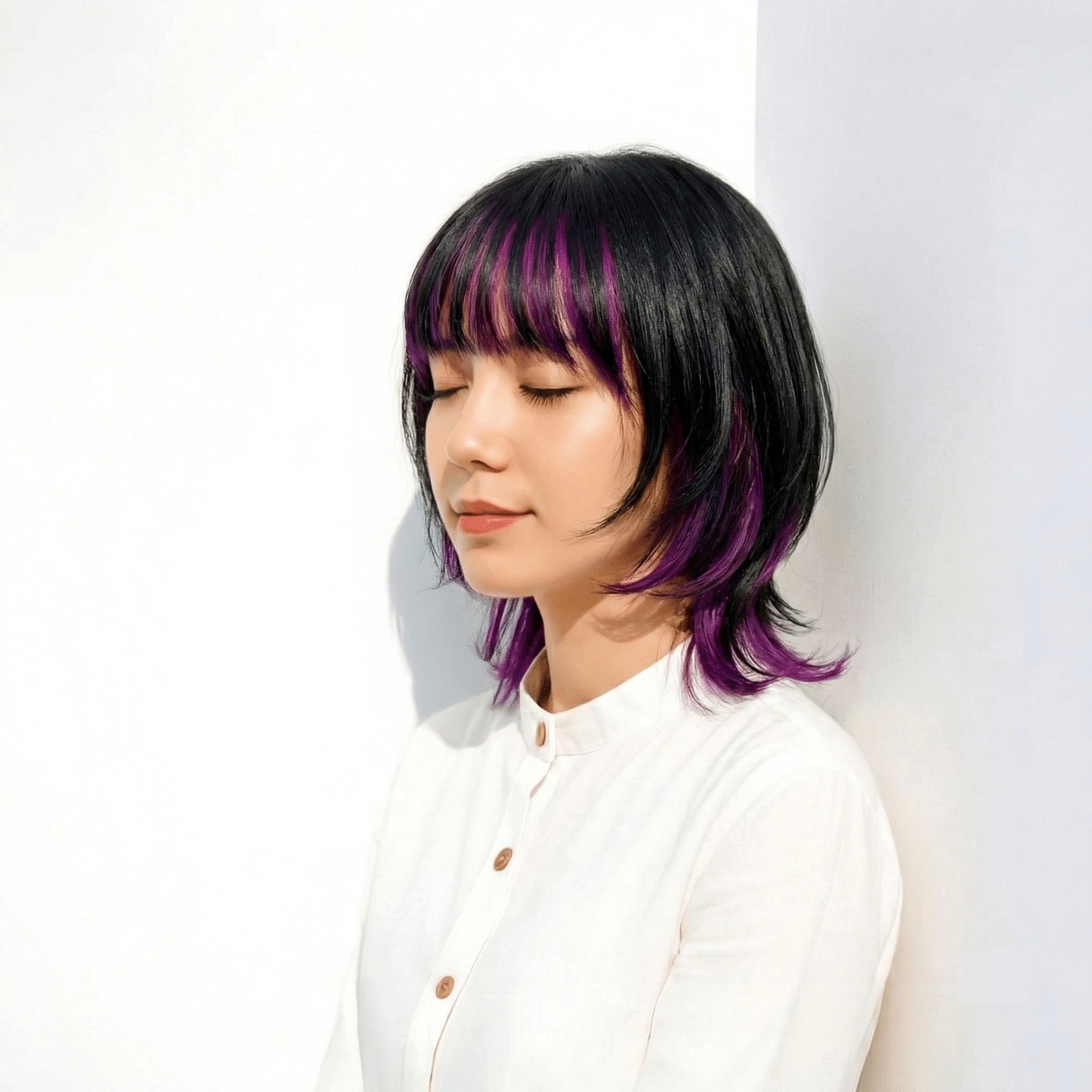 15. パープルのインナーカラーでショートボブに深みのあるアクセントを