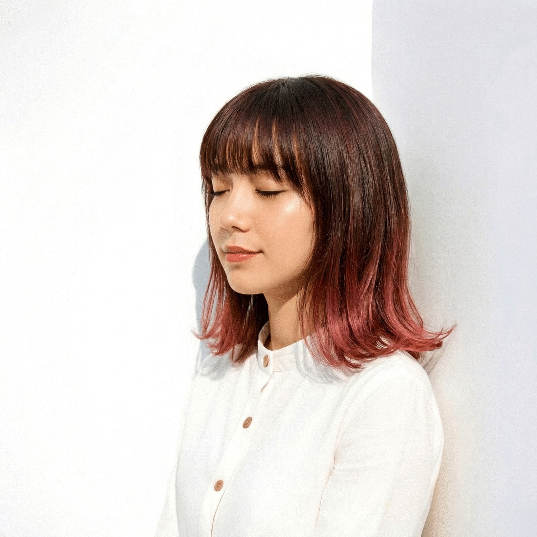 16. 毛先に赤みを重ねたグラデーションカラーでミディアムにやわらかな華やかさを