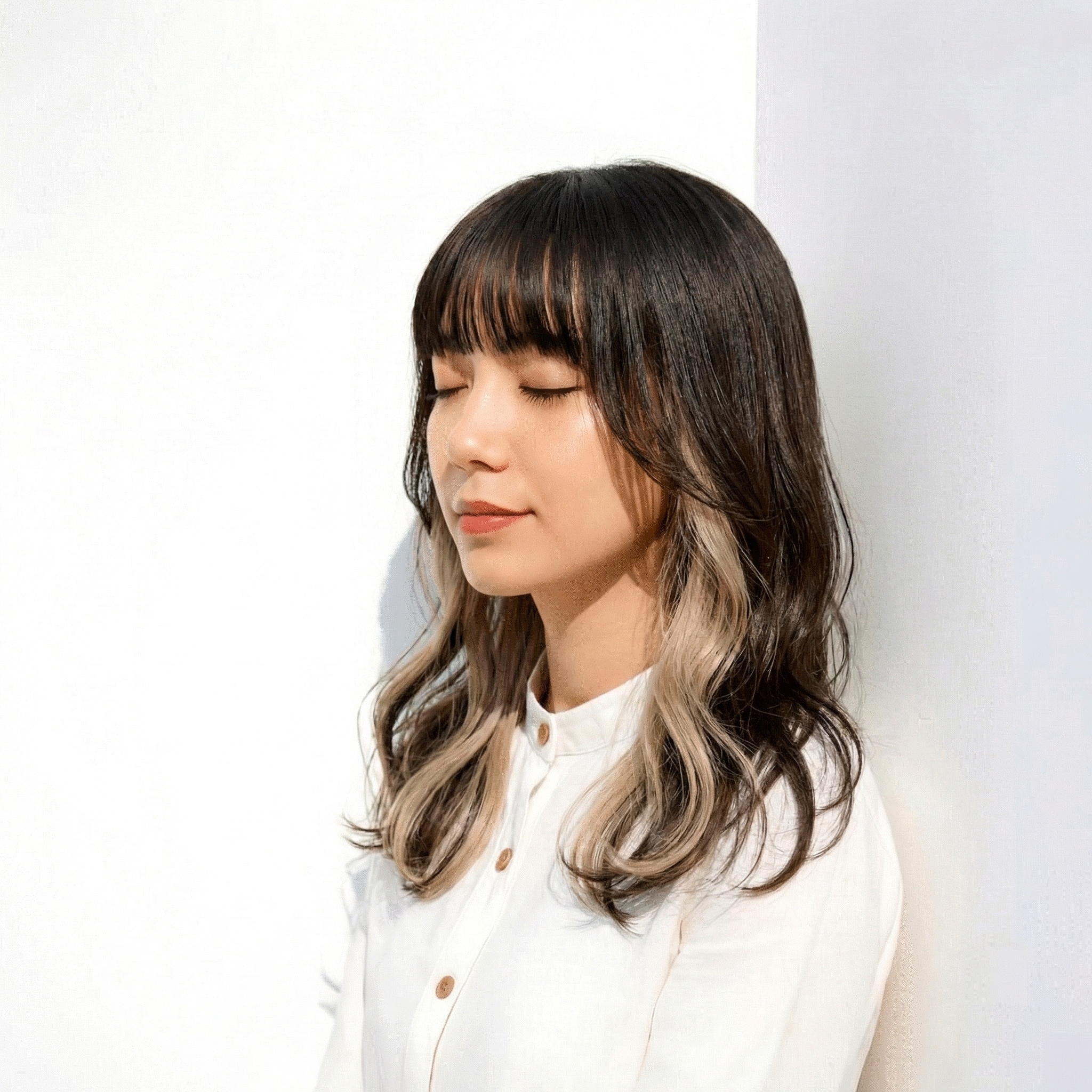 17. ロングに映えるインナーカラーでやわらかなコントラストを楽しむデザイン