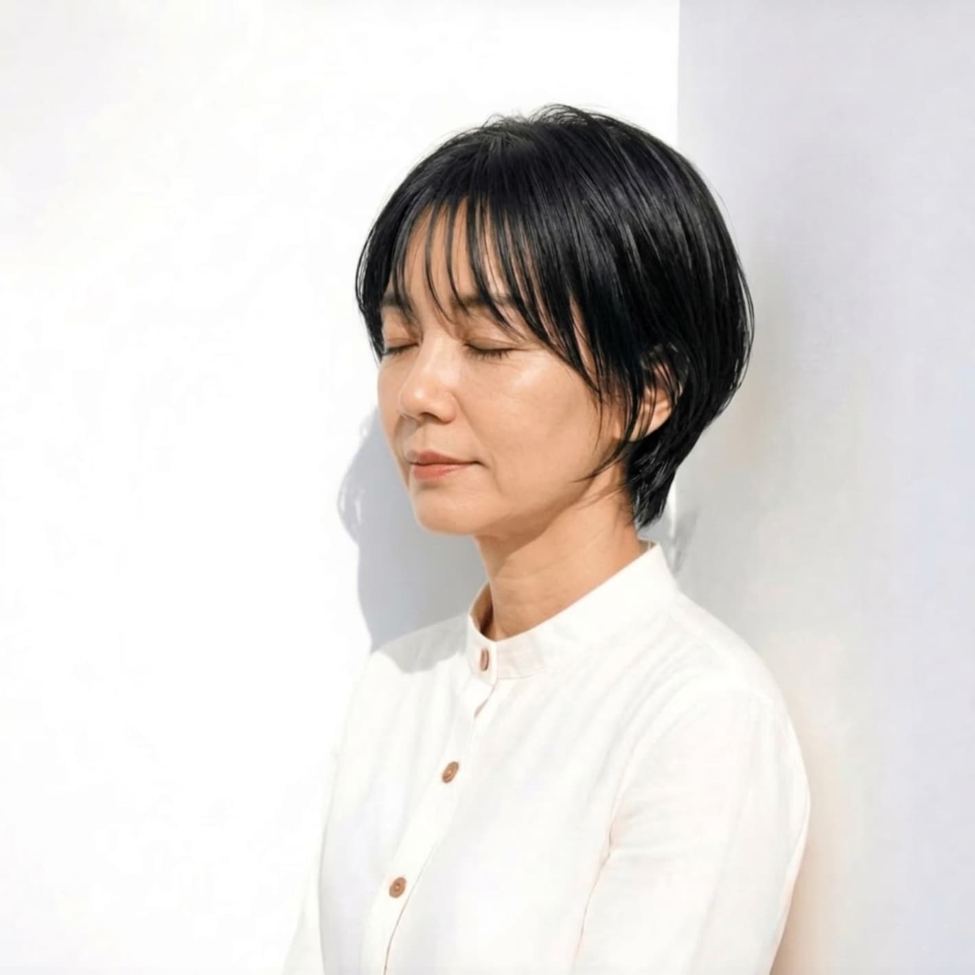 1. 透け感バングでやわらげるパーマなしハンサムショート