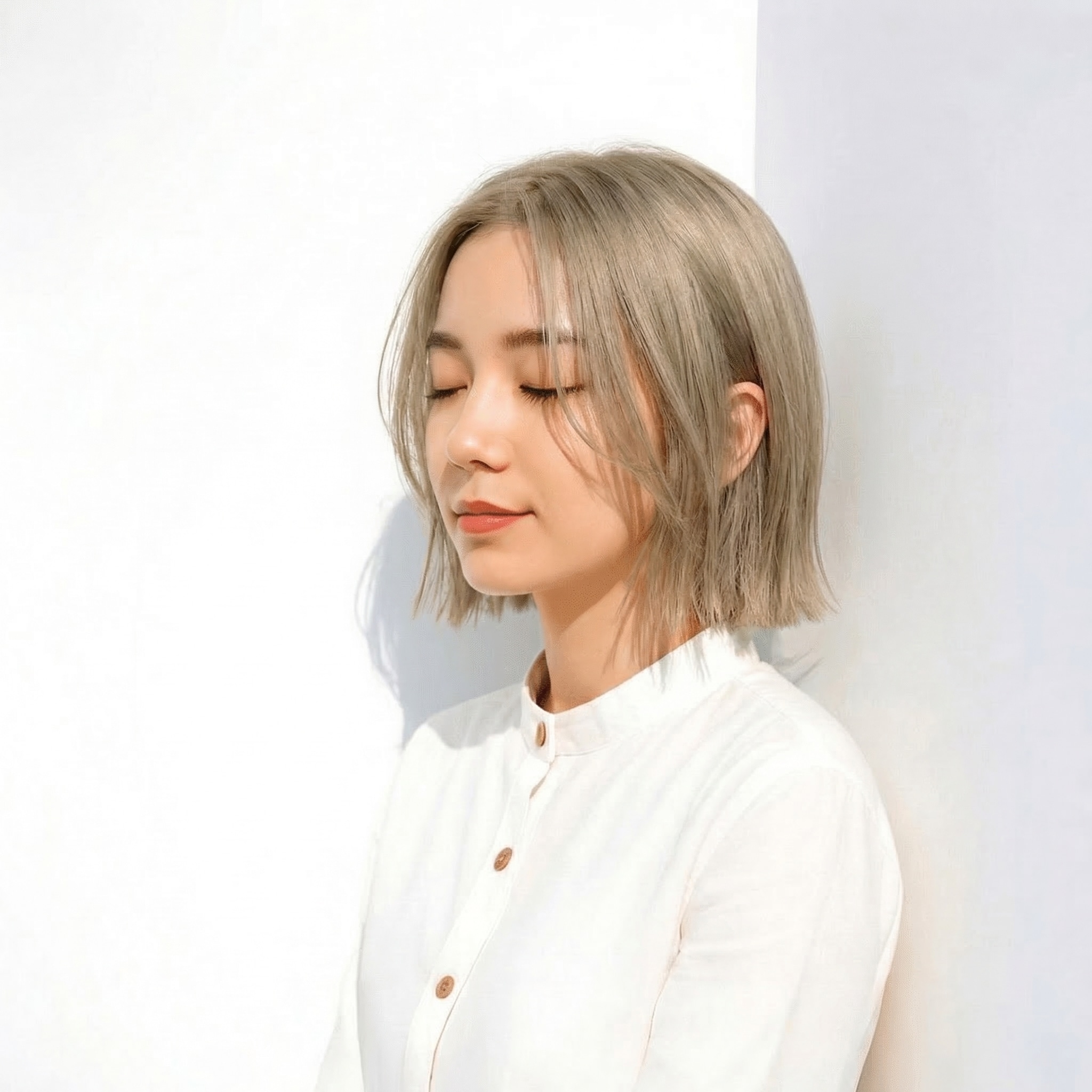 4. 透明感を引き立てるハイトーンぱっつんボブ