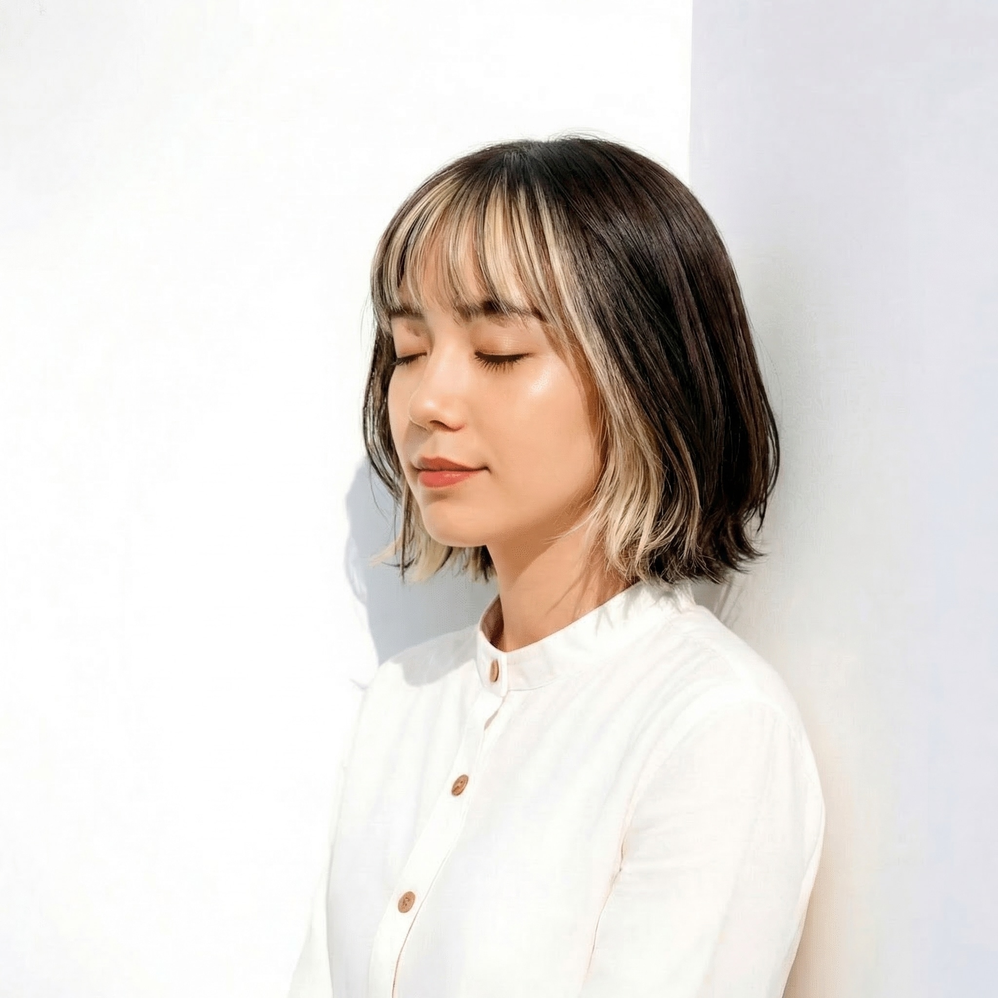 7. コントラストが映えるインナーカラーのぱっつんボブ