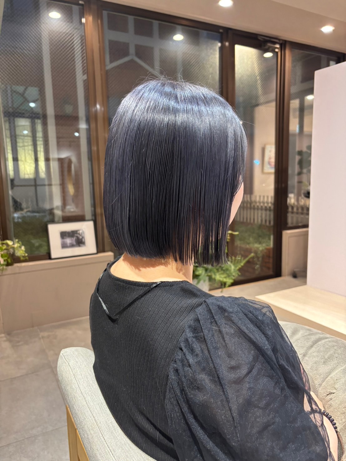 2. アッシュグレー：青みを効かせた洗練ダークカラー