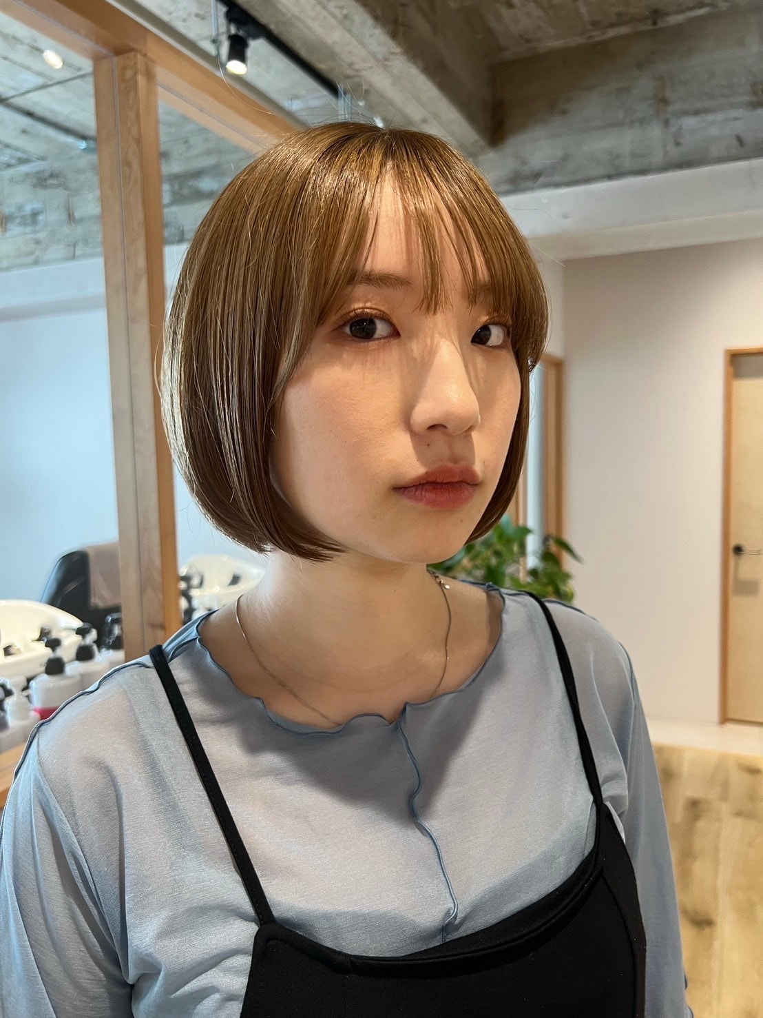 1. アッシュグレー：青みを効かせてクールに垢抜ける寒色カラー