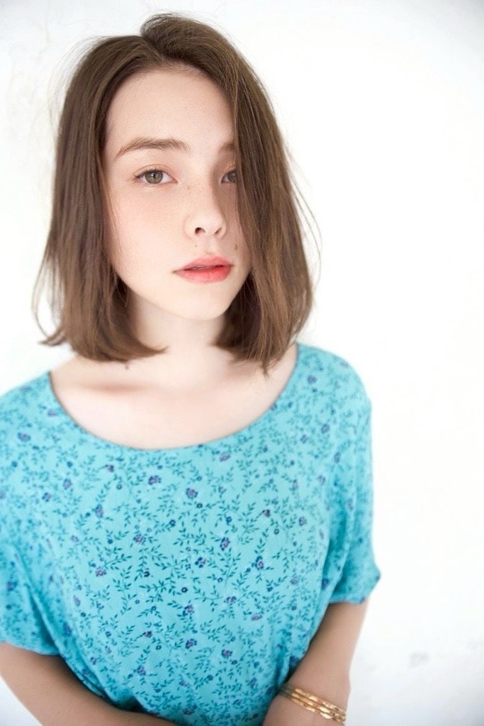 ③オリーブグレージュ：落ち着いた深みと透明感を両立。大人っぽく上品に楽しむオリーブカラー