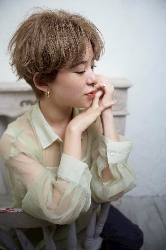 ④オリーブアッシュ：赤みを抑えた軽やかな寒色。短めヘアにやわらかな動きを添えるカラー