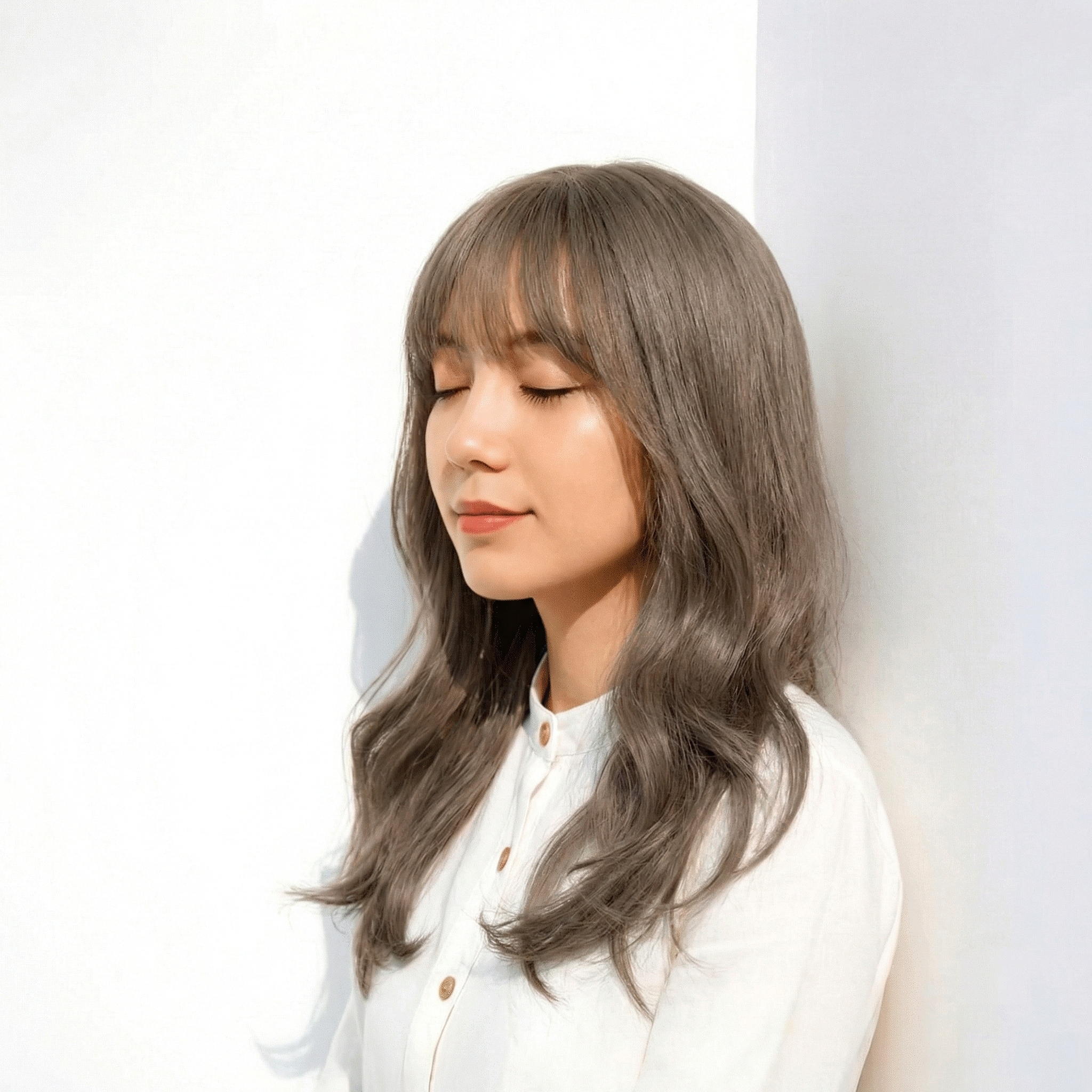 ①オリーブグレージュ：透明感を引き出す上品ロングカラー