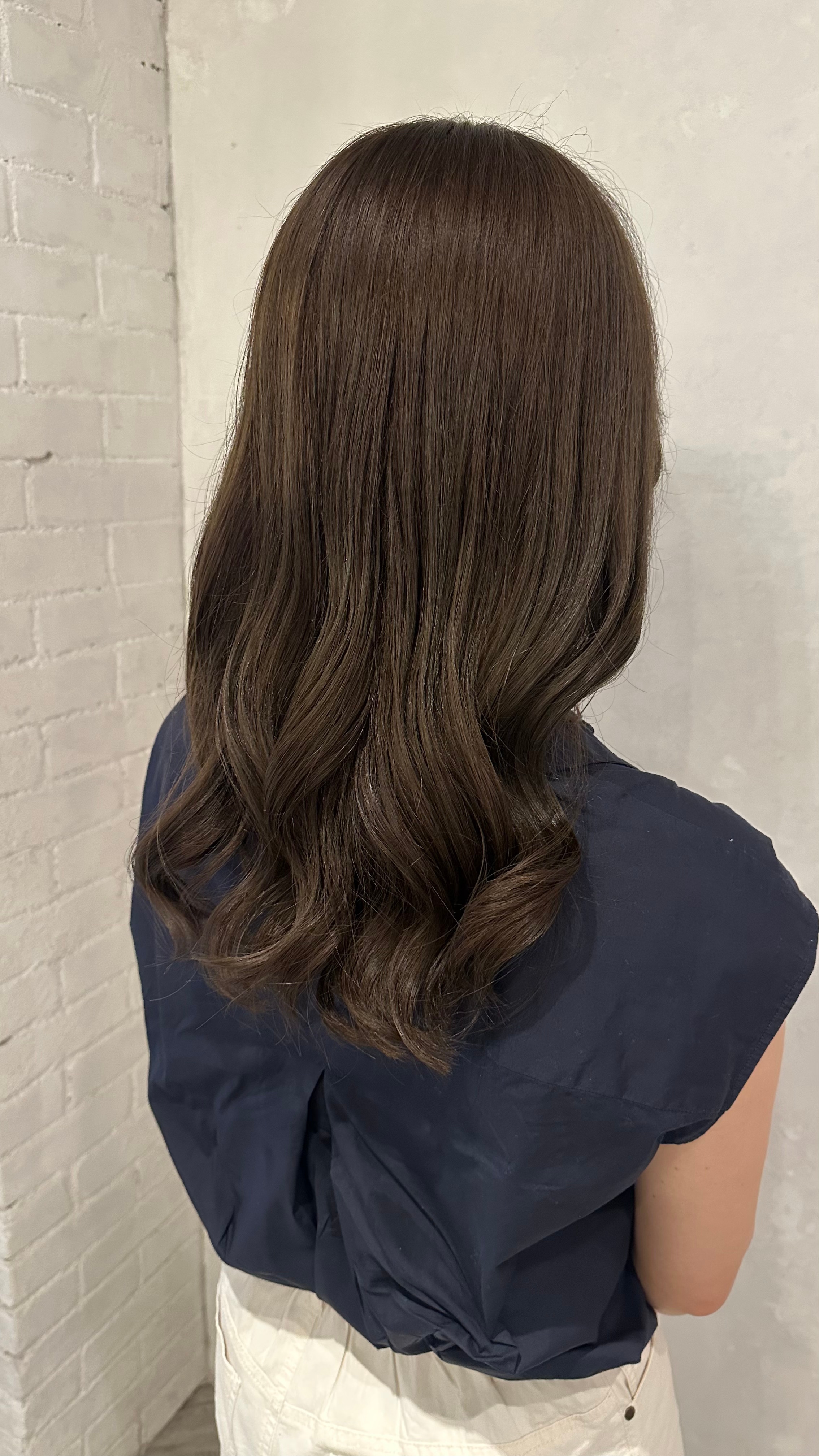 ⑪カーキベージュ：強すぎない柔らかマットでおしゃれな印象に。シンプルなコーデを引き上げるトレンド色。