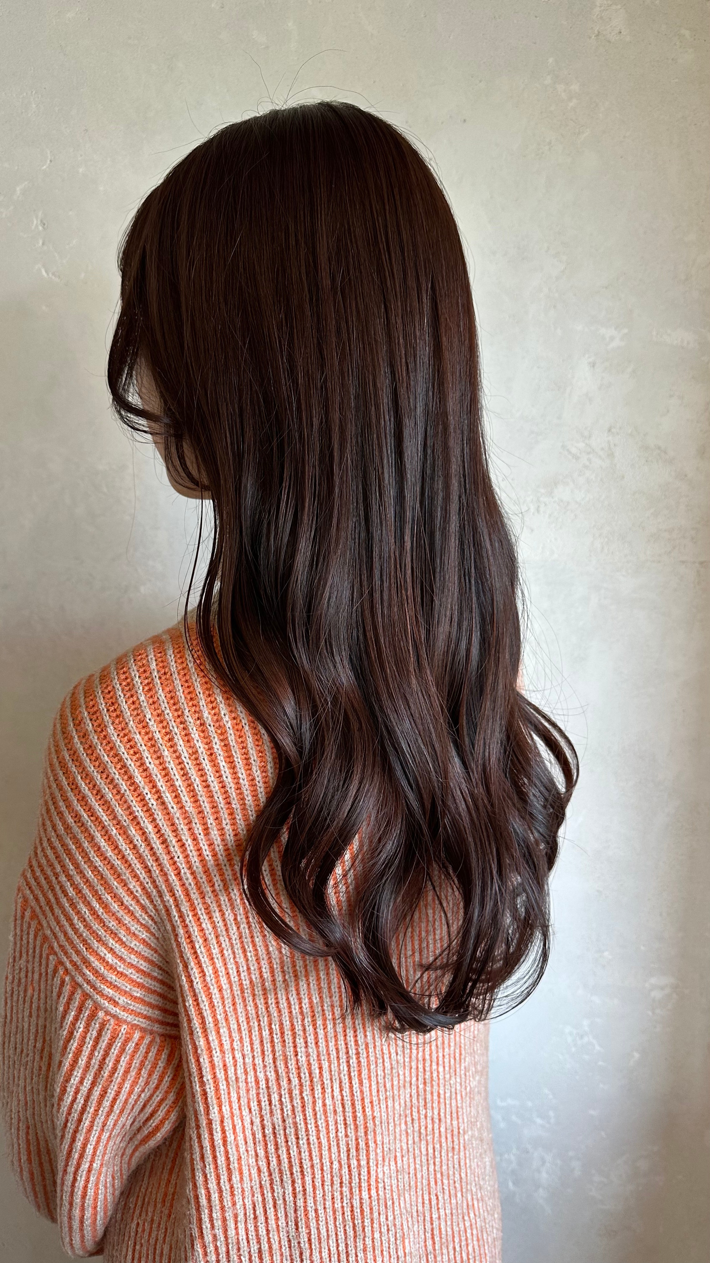 ⑳オレンジブラウン：暗めでも血色感を引き出す大人の暖色カラー