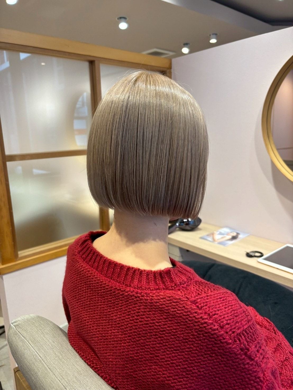 1. グレージュ：黄みを抑えた寒色で透明感を引き出すカラー