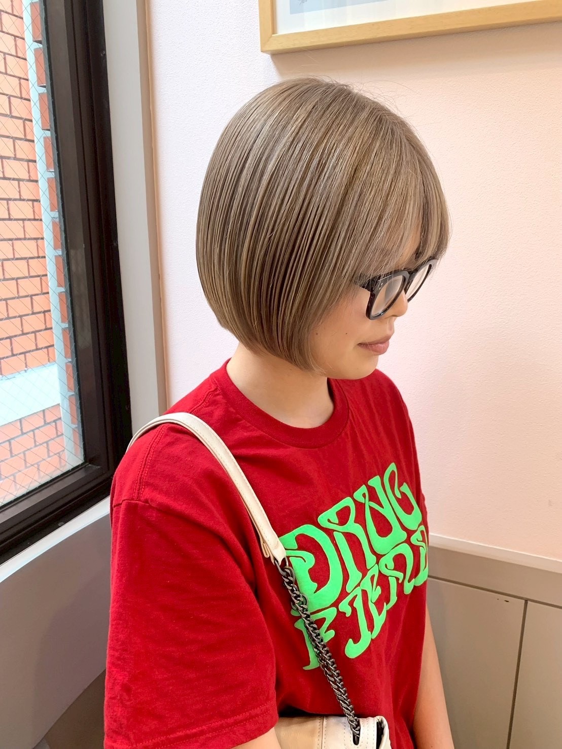 2. グレージュ：やわらかさと上品さを両立する丸みボブカラー