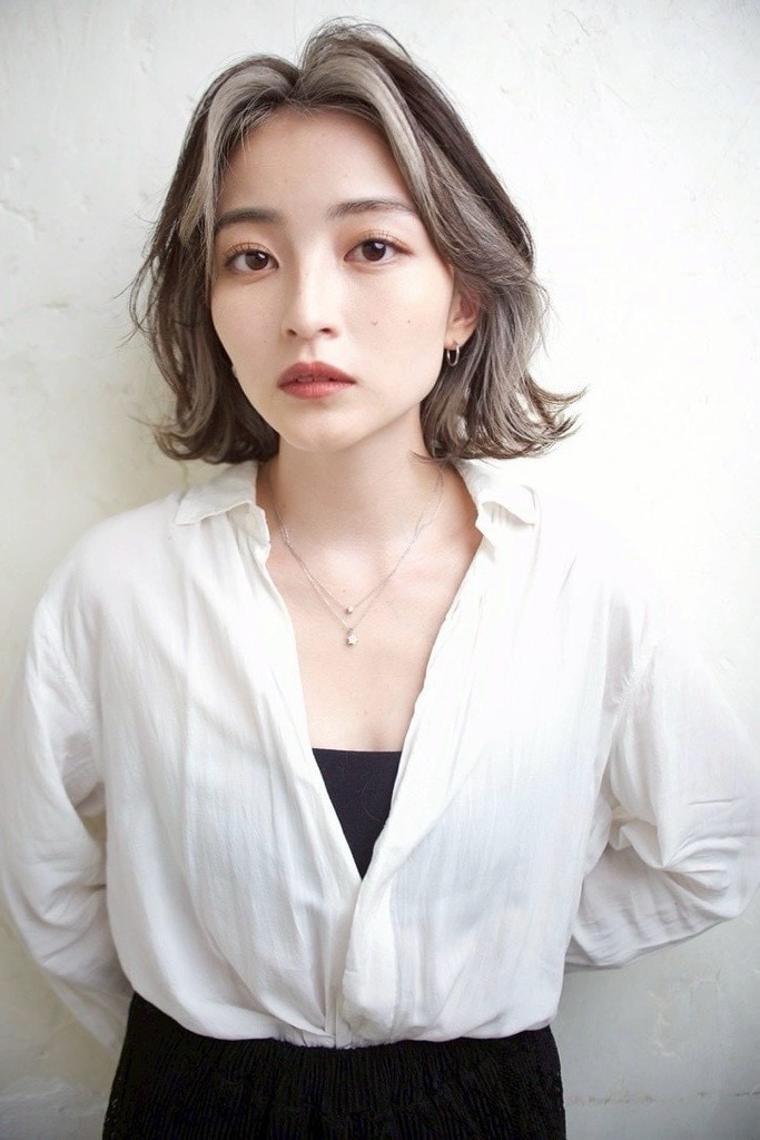 ⑤シルバーグレー：明るさを生かした透明感が魅力。顔まわりまで軽やかに見せる今っぽいカラー