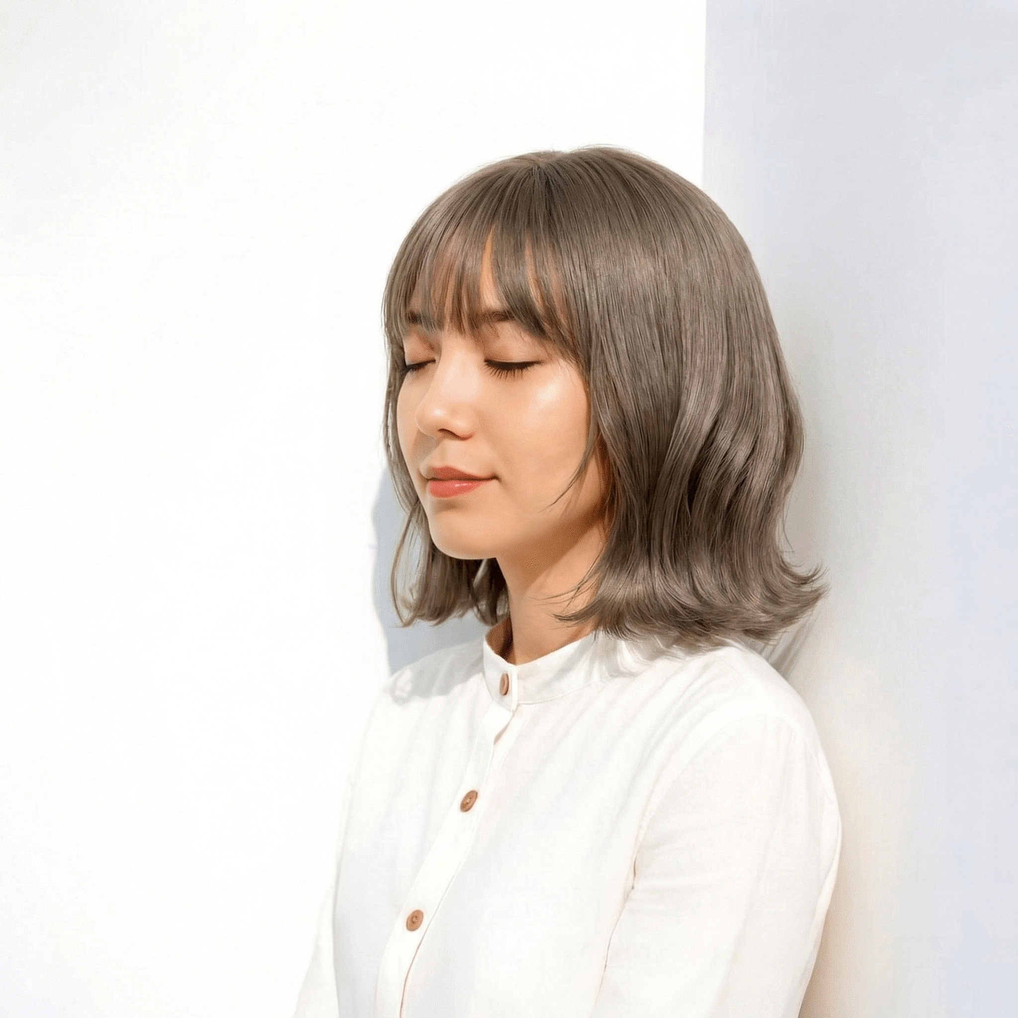 ③くすみグレージュ：透明感を引き出す軽やか寒色カラー