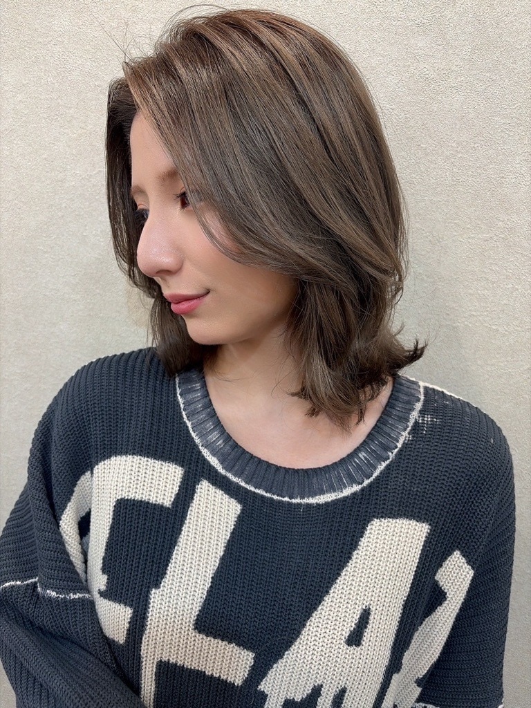 ④くすみグレージュ：やわらかなくすみが上品。落ち着きと透明感を楽しむ大人カラー