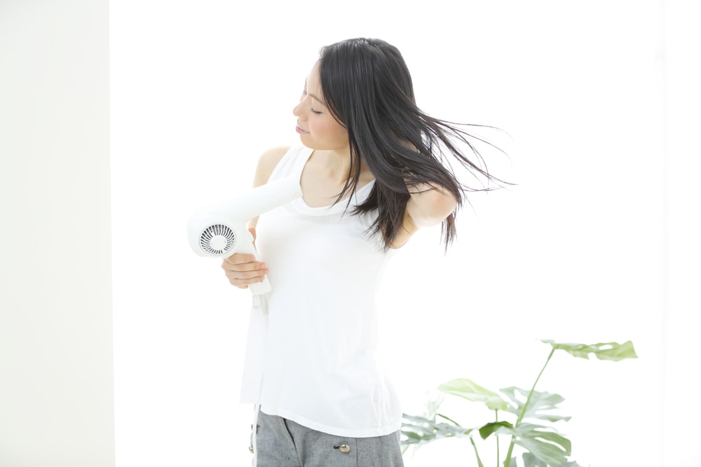 ケア方法2. 濡れ髪を放置せず根元から乾かす