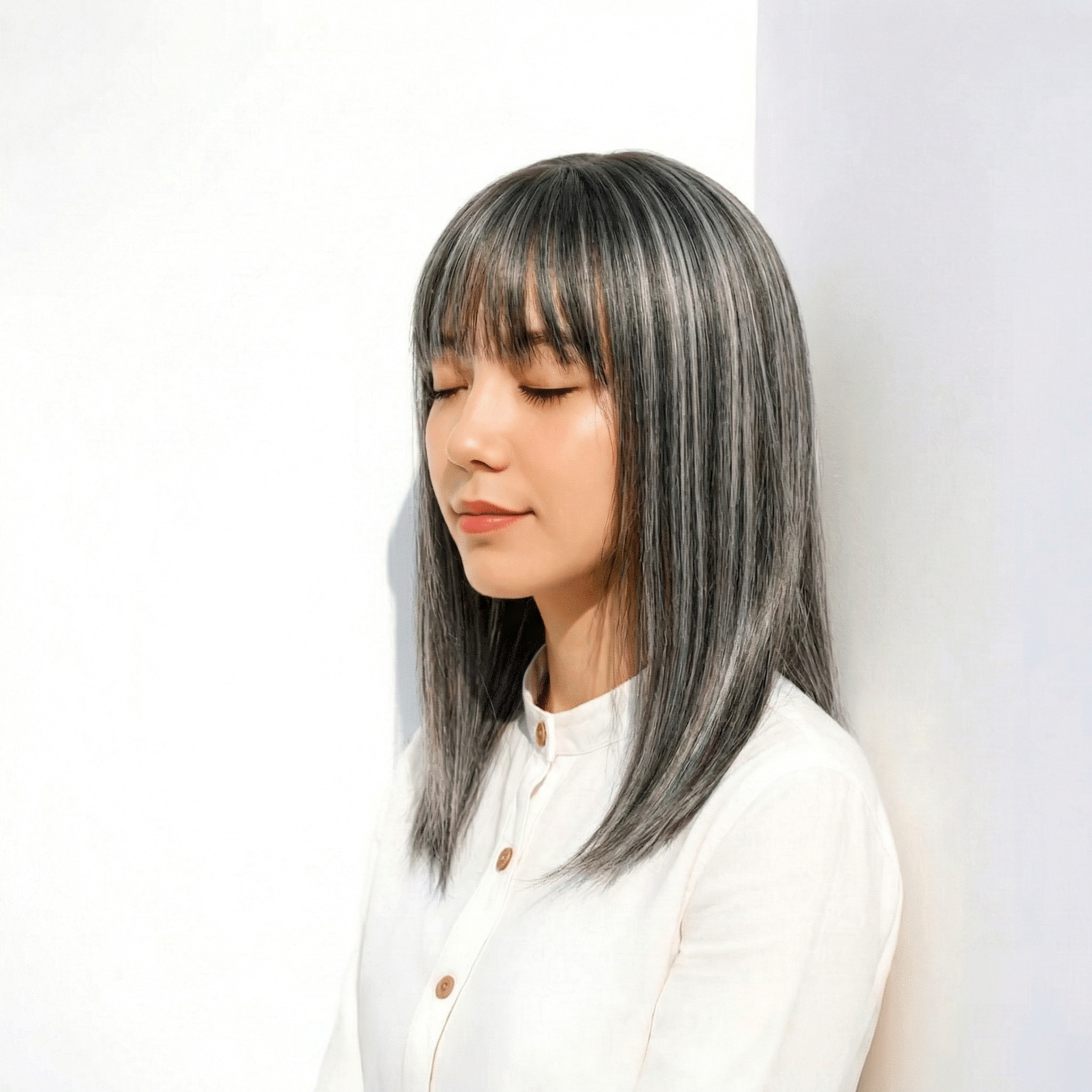 シルバー系ハイライト①：都会的な透明感に寄せたいならこれ！