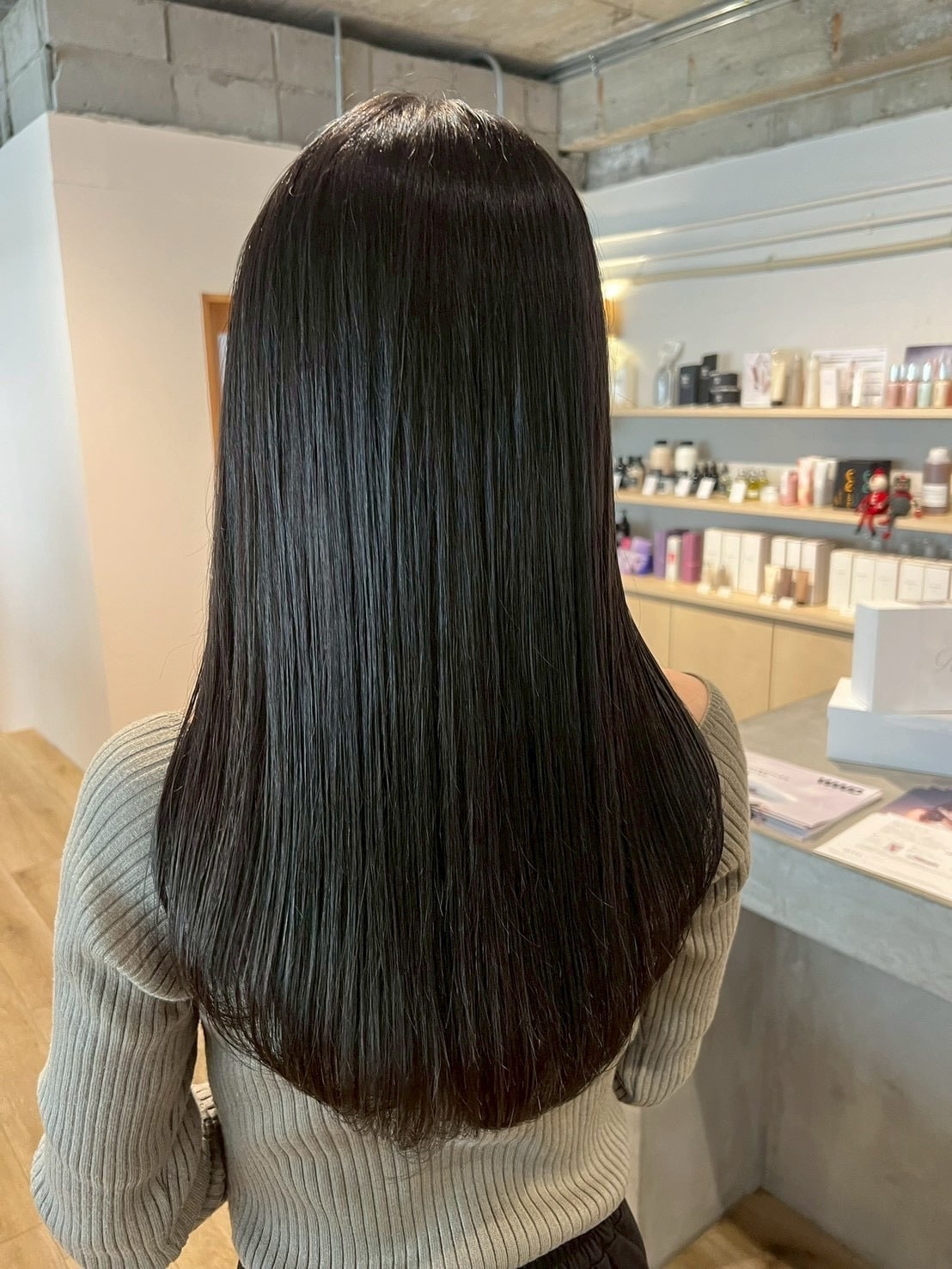 2. 暗めグレージュ：黄みを抑えた上品ブラックニュアンス