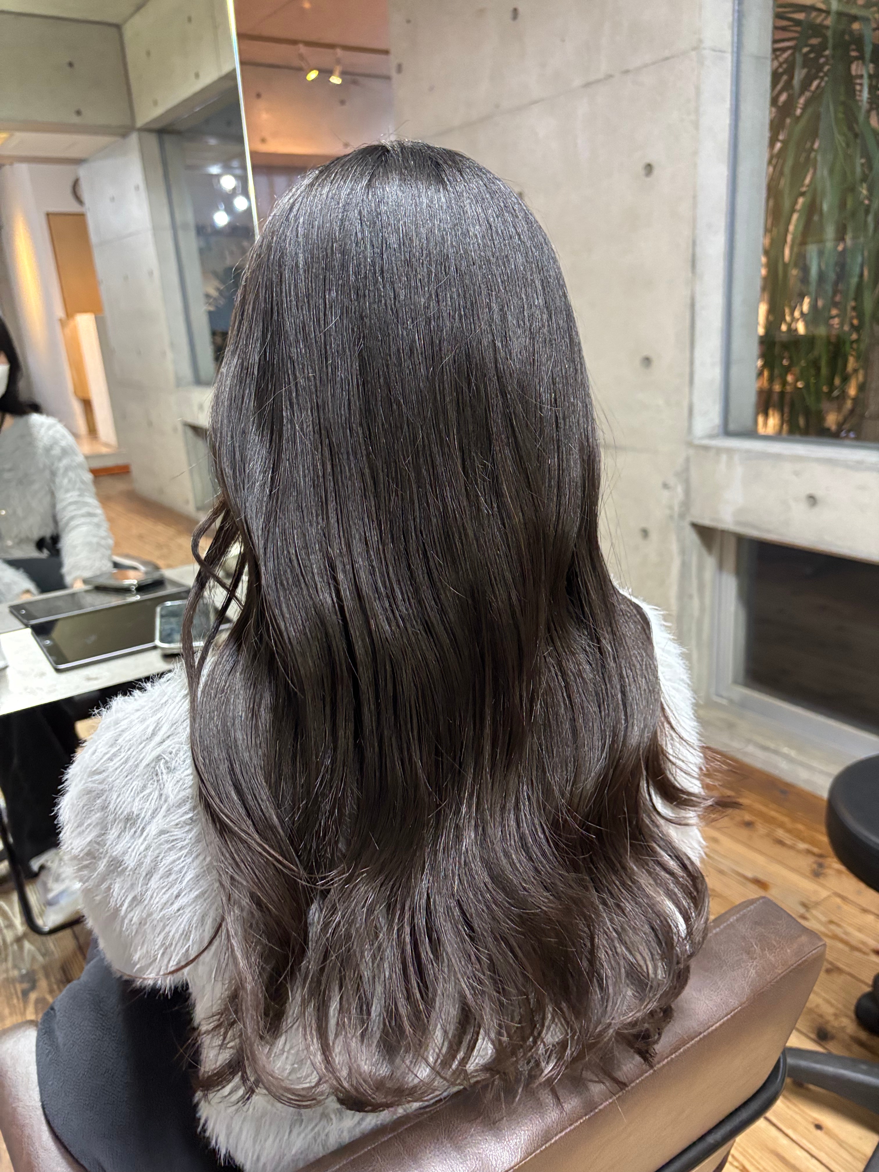 2. ダークブラウン：派手すぎない大人のモテ暗髪