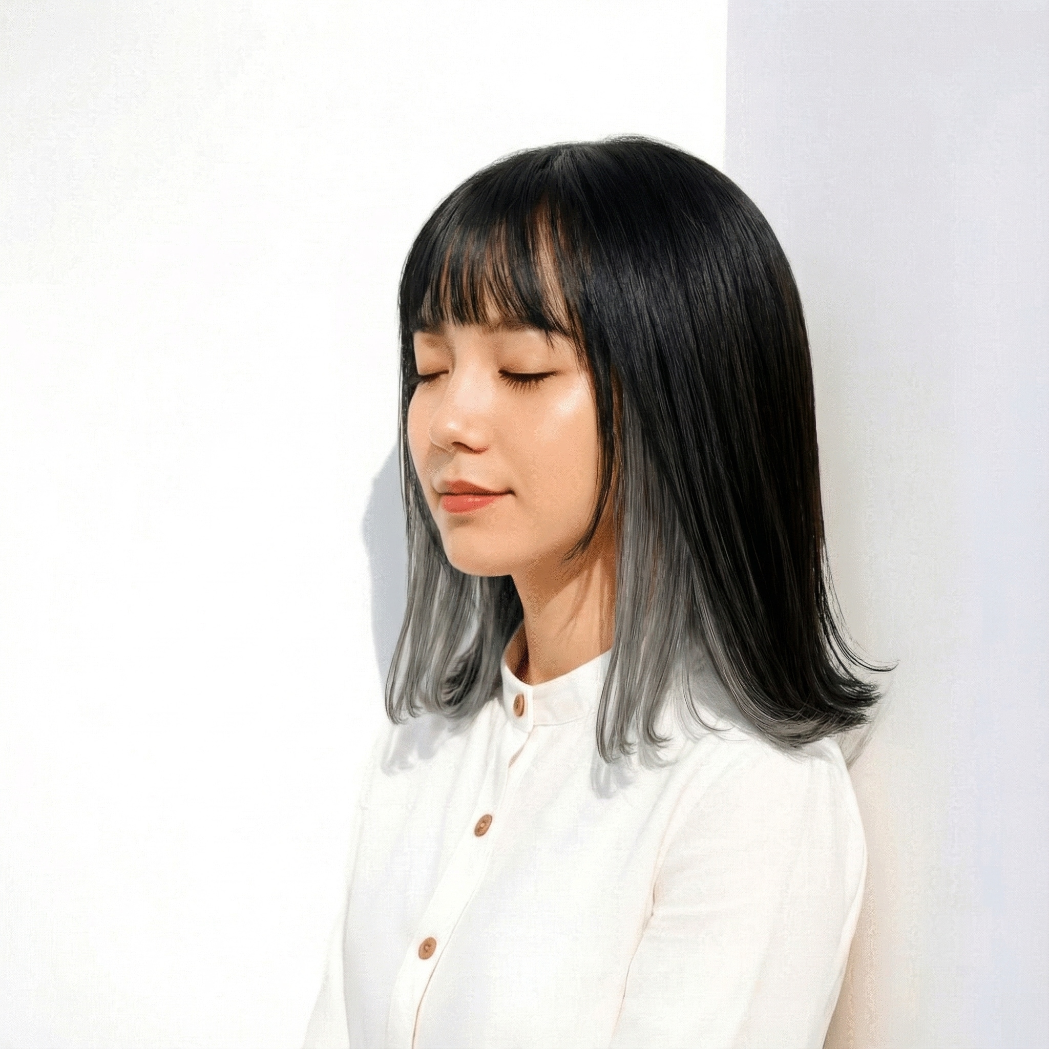 2. イヤリングカラー×シルバーグレー：シャープさを引き立てるコントラスト配色