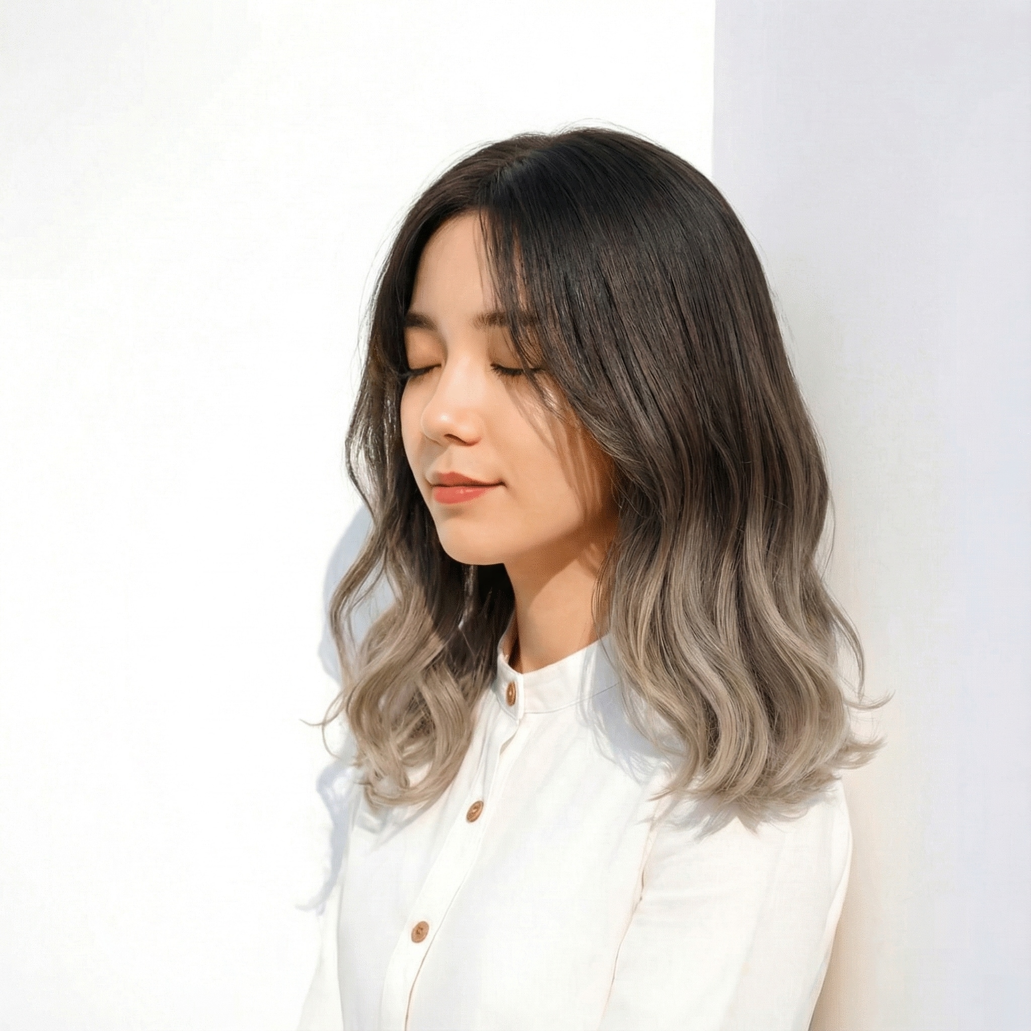 1. グラデーションカラー×グレージュロング：陰影で奥行きを感じさせる洗練ムード