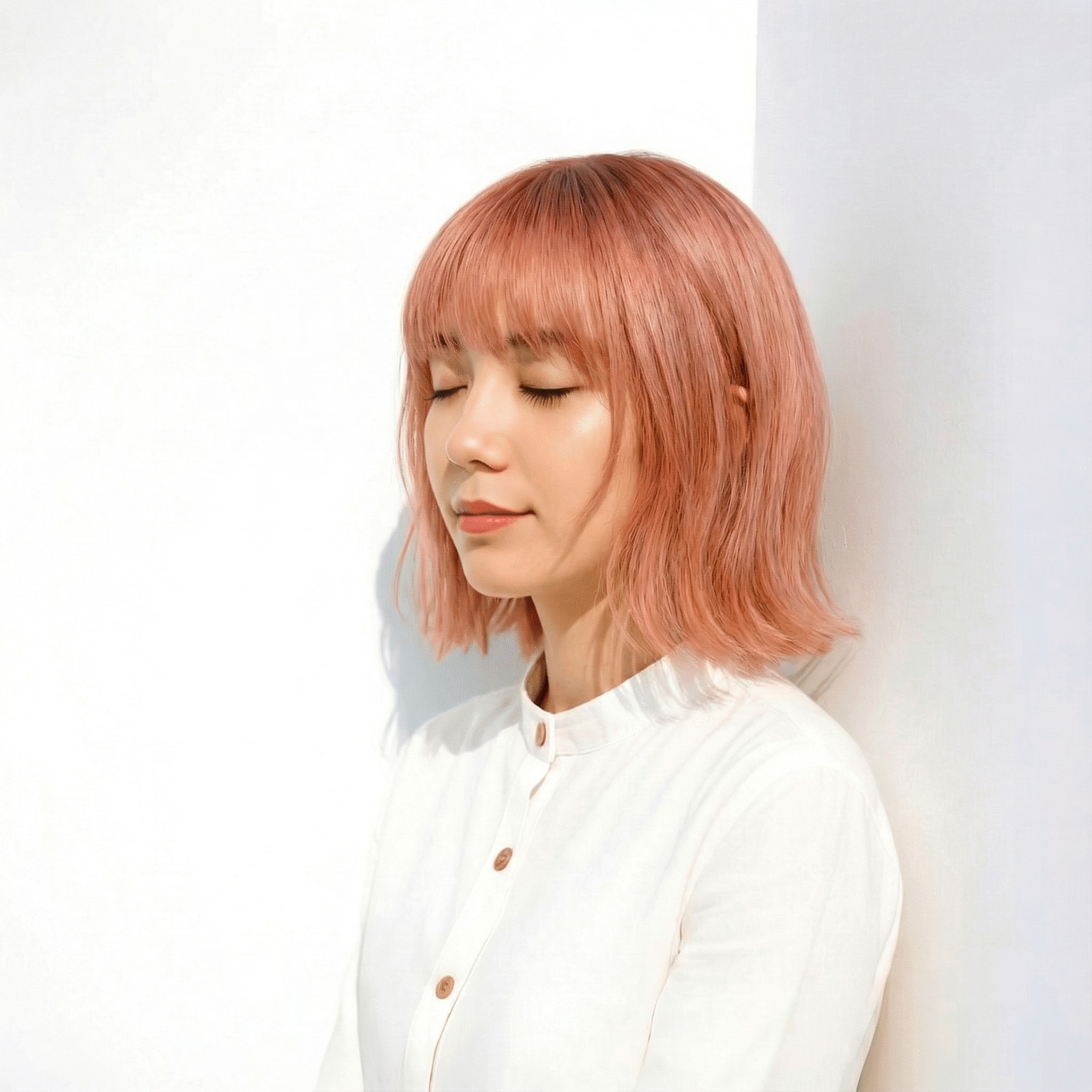 1. ダブルカラー×ピンクベージュボブ：やわらかく透明感のある大人可愛いスタイル