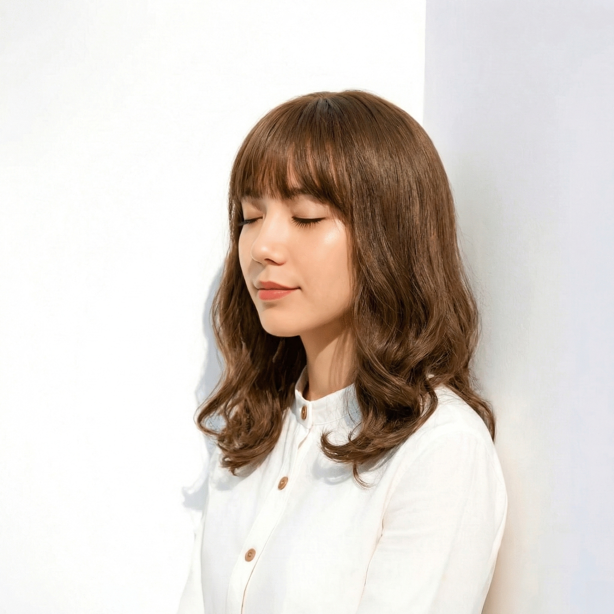 ③くびれミディ×ナチュラルブラウン：動きのある上品カラー