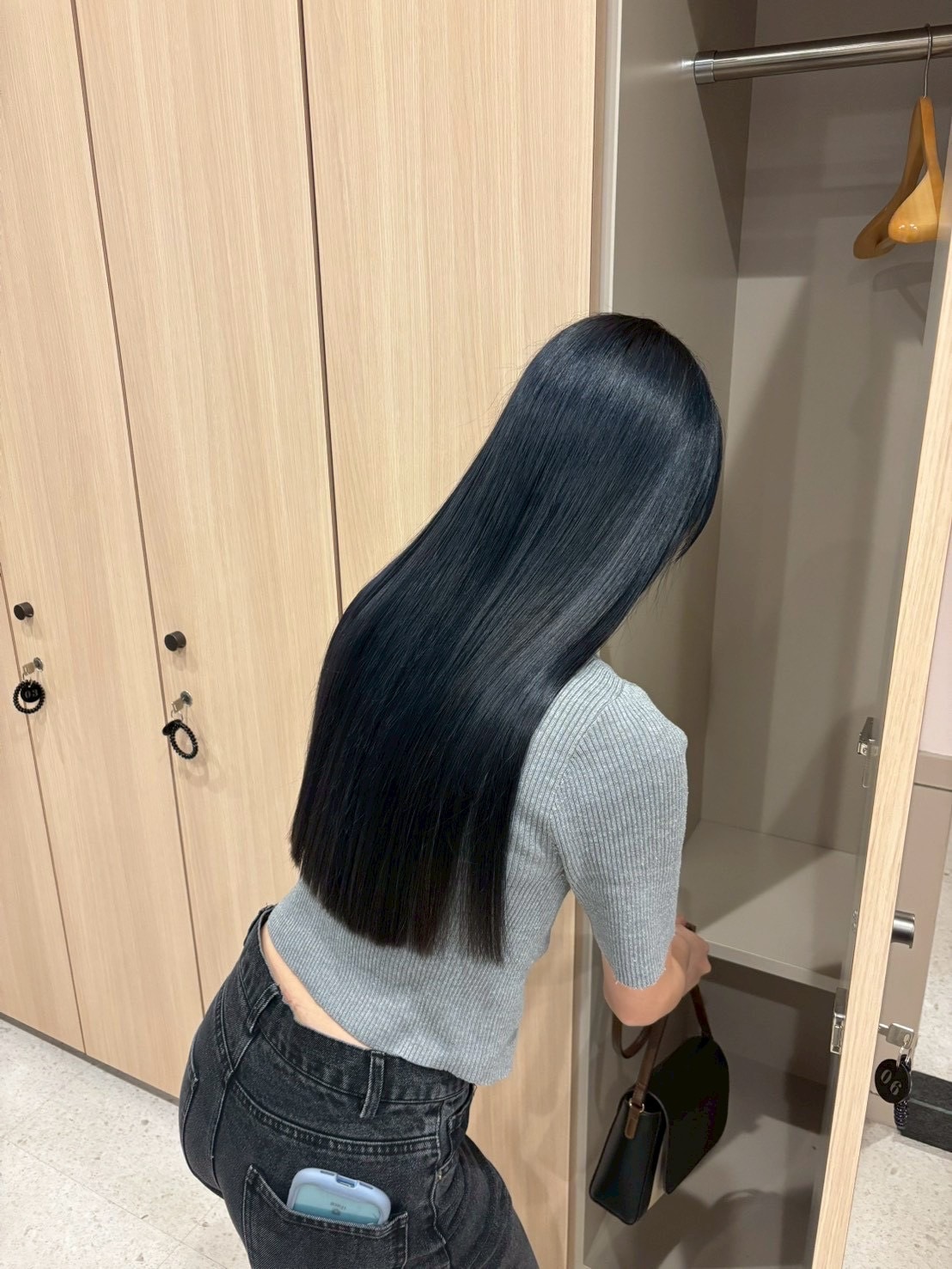 1. ネイビーブラック：深み寒色で洗練さを引き立てる暗髪