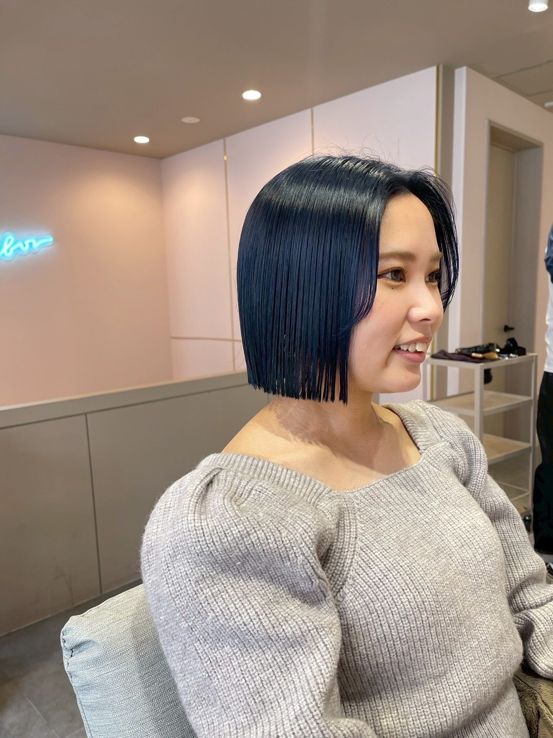 2. ネイビーブルー：深み発色でクールに映える洗練カラー