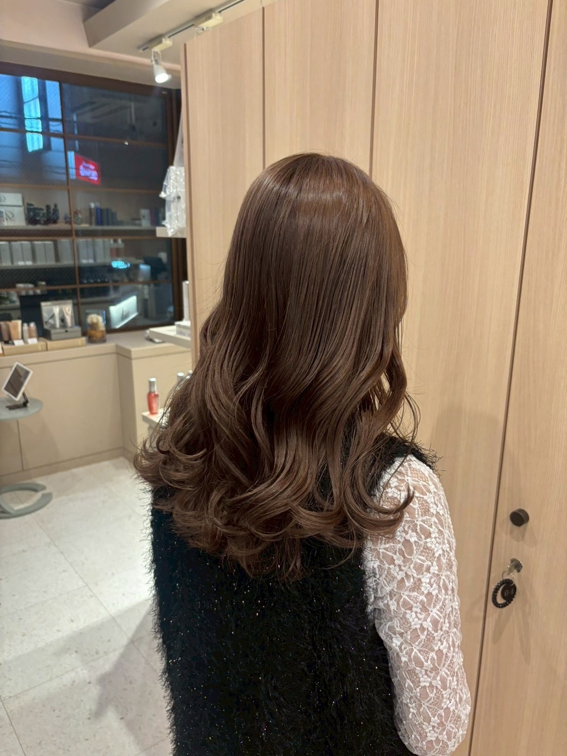 2. チョコレートブラウンベージュ：ツヤで魅せる上品リッチカラー