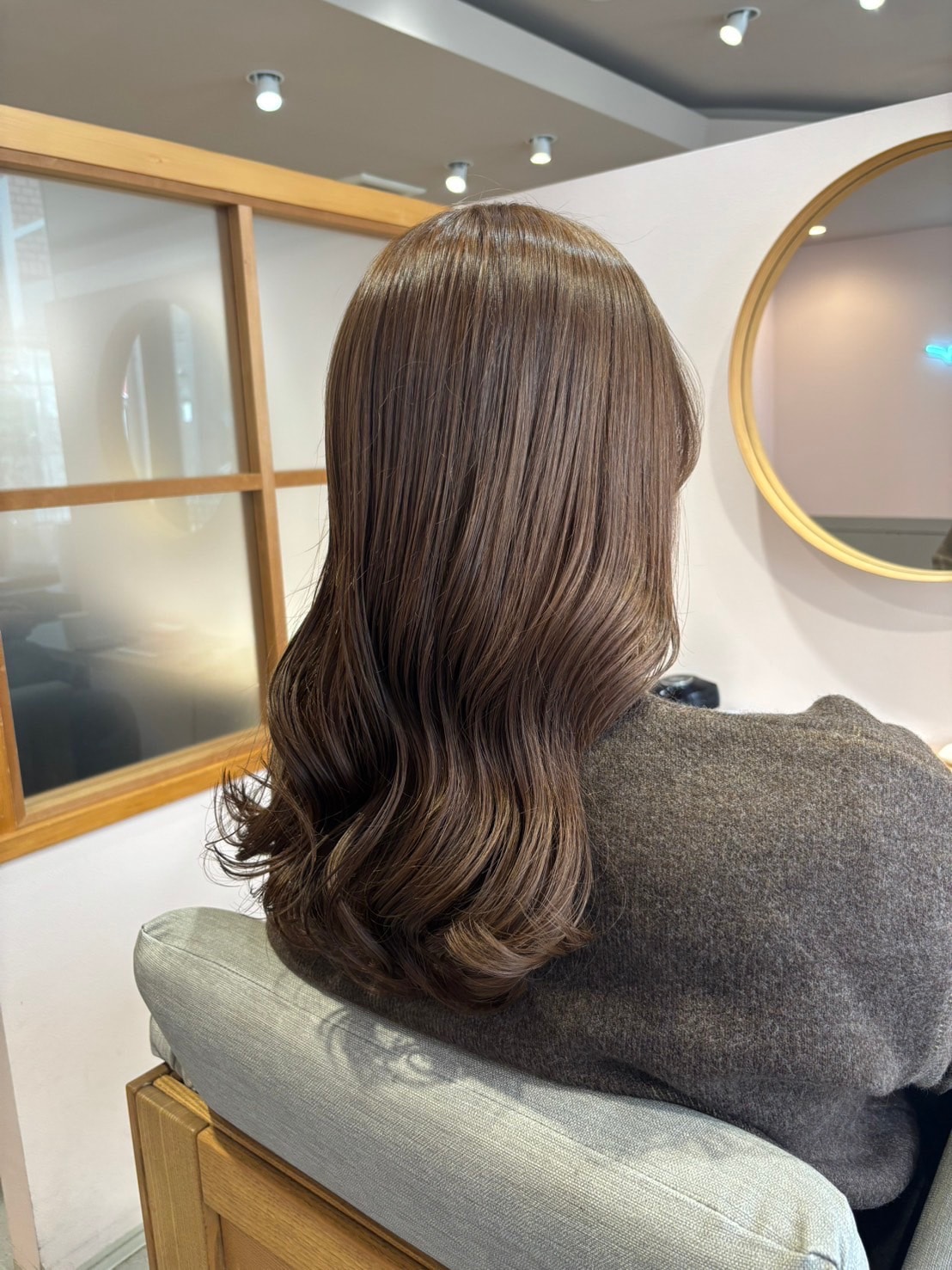 1. ブラウンベージュ：黄みを抑えて透ける上品ベージュ