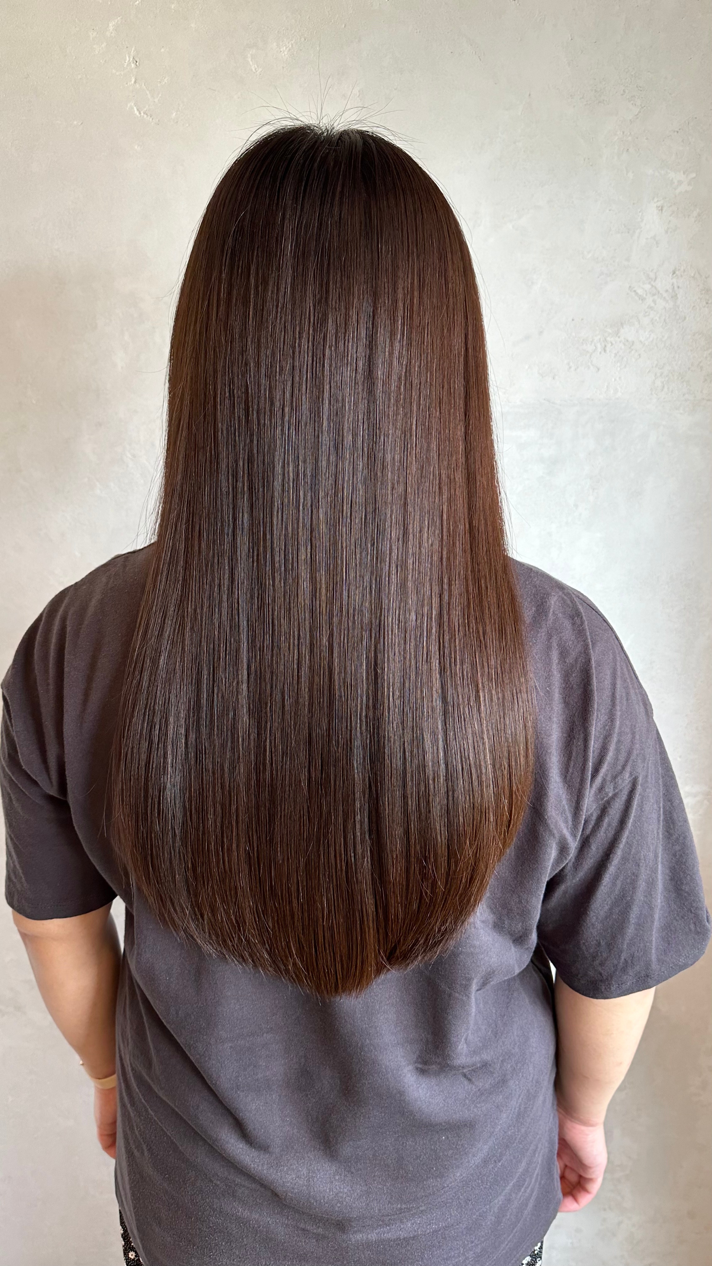 ③ショコラブラウン：明るめが苦手な人にピッタリ。暗めでも重すぎず、春のコーディネートに映える髪色。