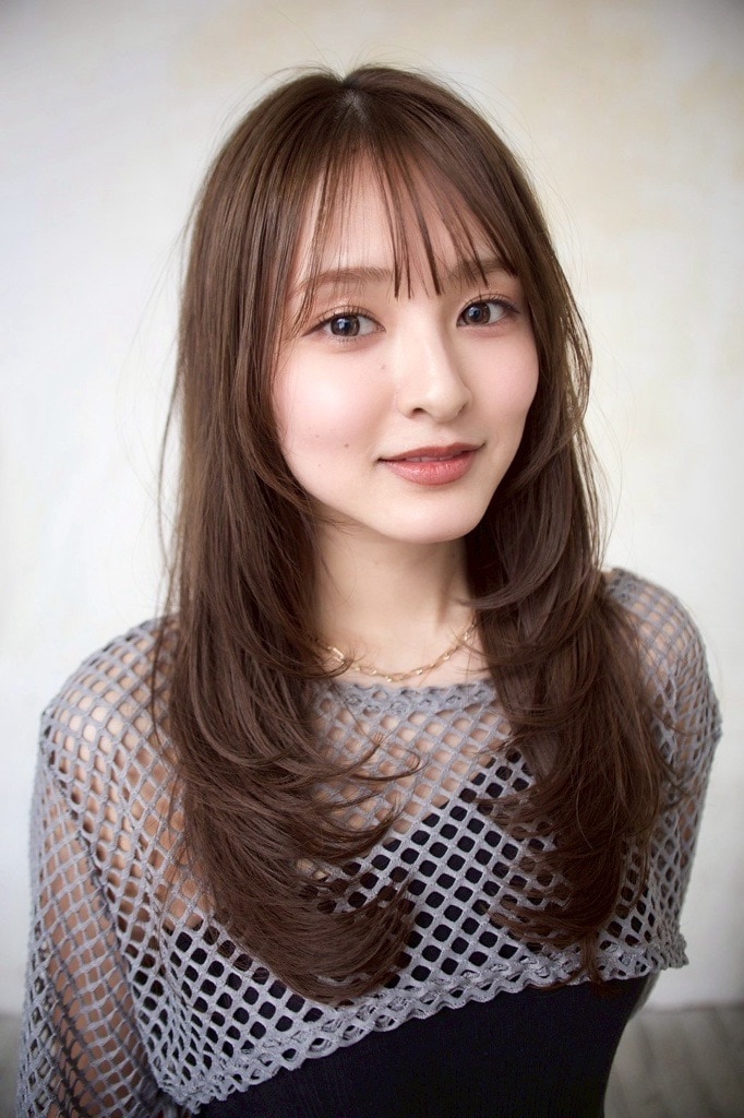 ②ラテベージュ：まろやかな色みで髪をやわらかく。ナチュラルにしゃれる定番ベージュ