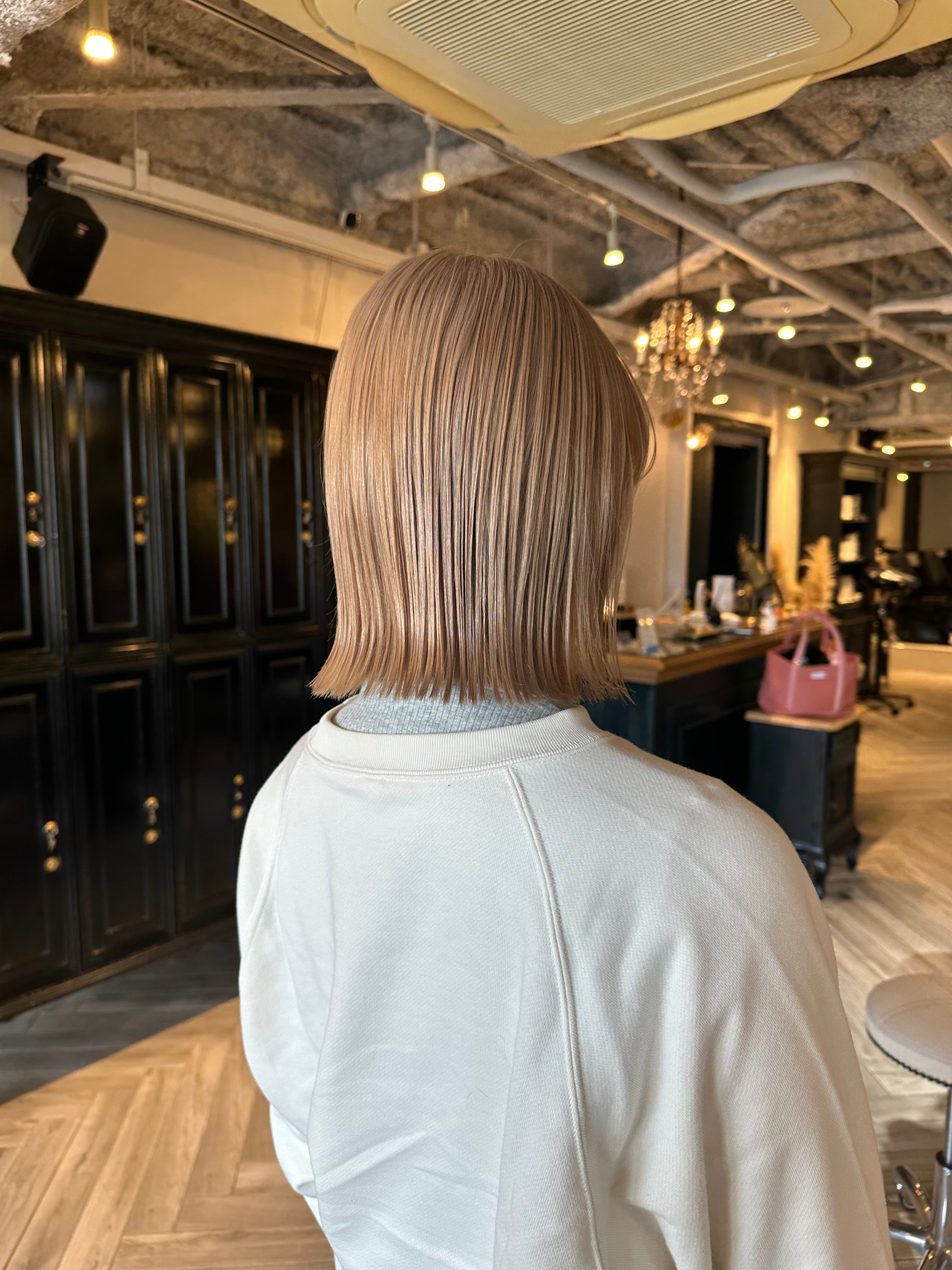 ⑦ミルキーベージュ：乳白ニュアンスで肌トーンUP。新生活の第一印象を明るく、フェミニンな印象に！