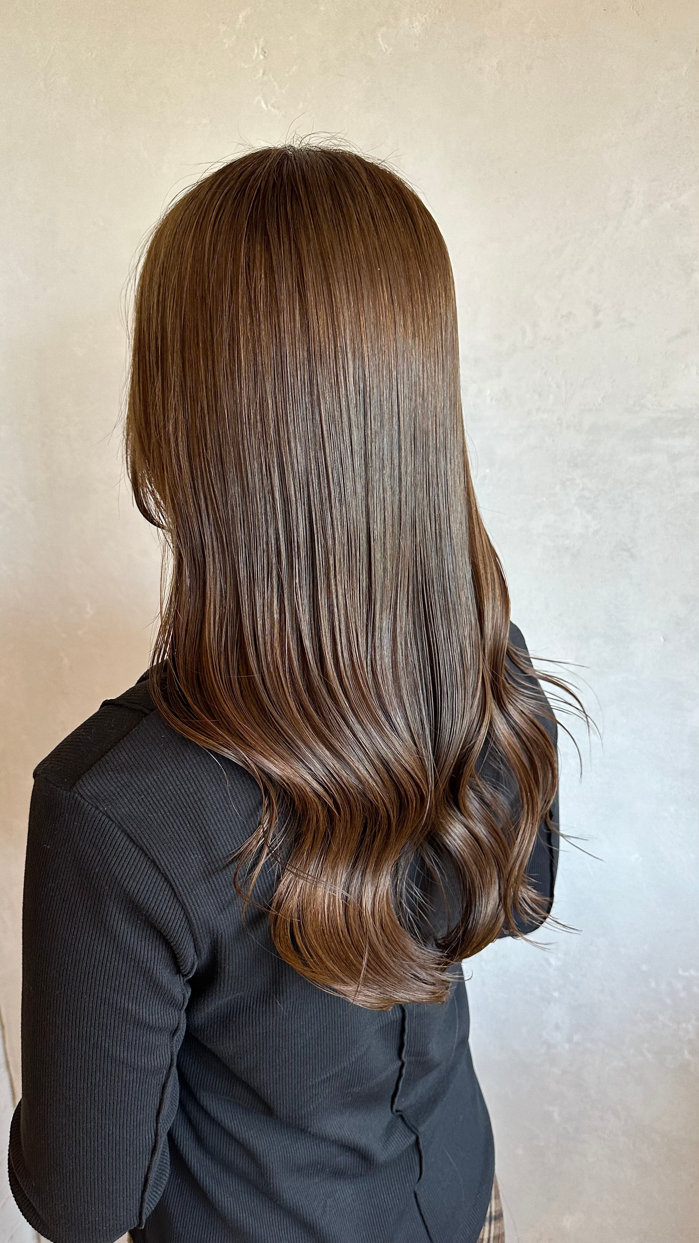 ⑤ミルクティーベージュ：赤みコントロールの王道ヘアカラー。春の日差しでやわらかく透け、ブリーチなしでも上品に仕上がる！