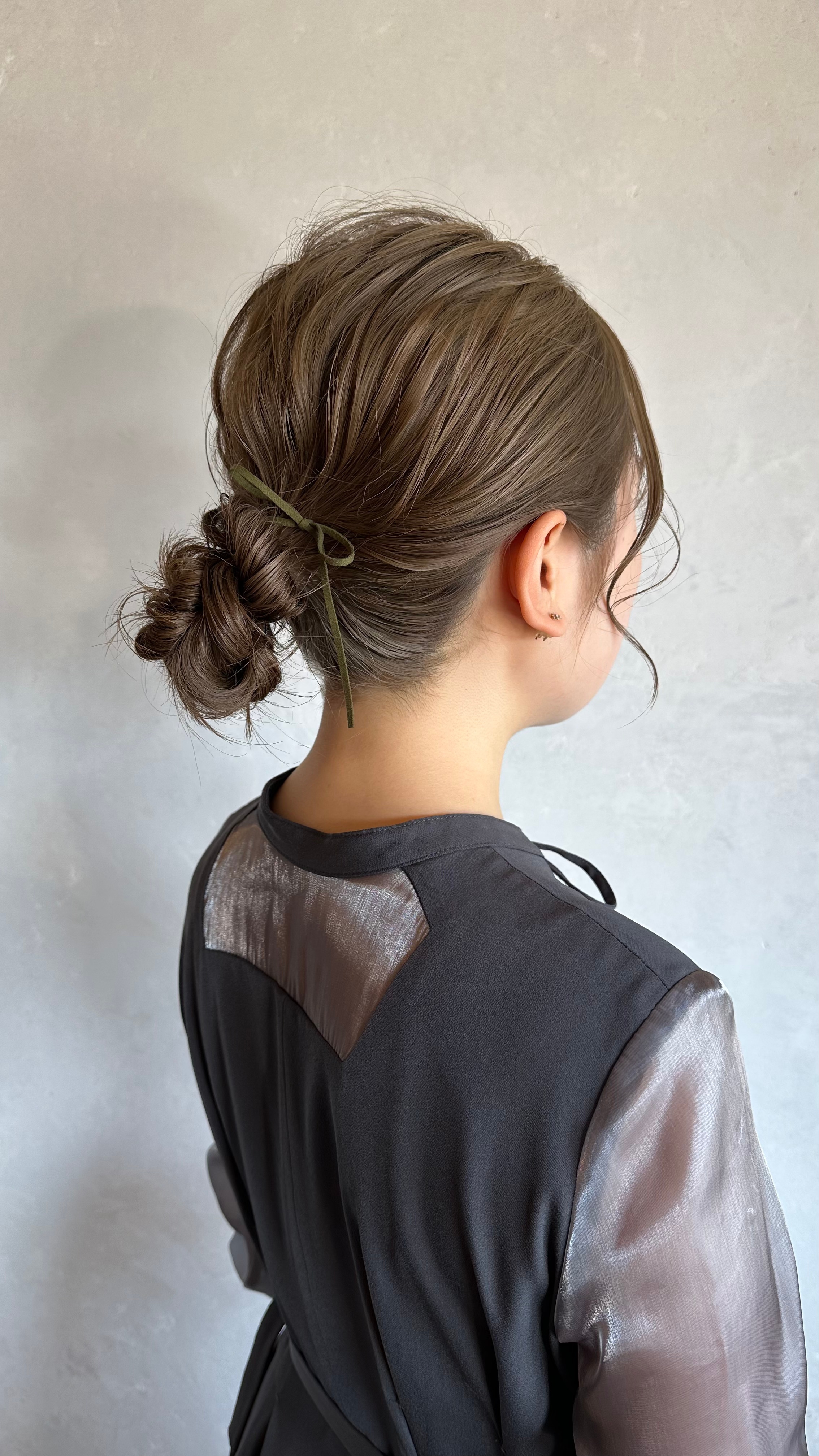 ⑥シアーベージュ：作り込みすぎない軽さが春コーデとマッチ。適度なエアリー感が魅力のトレンドヘアカラー。