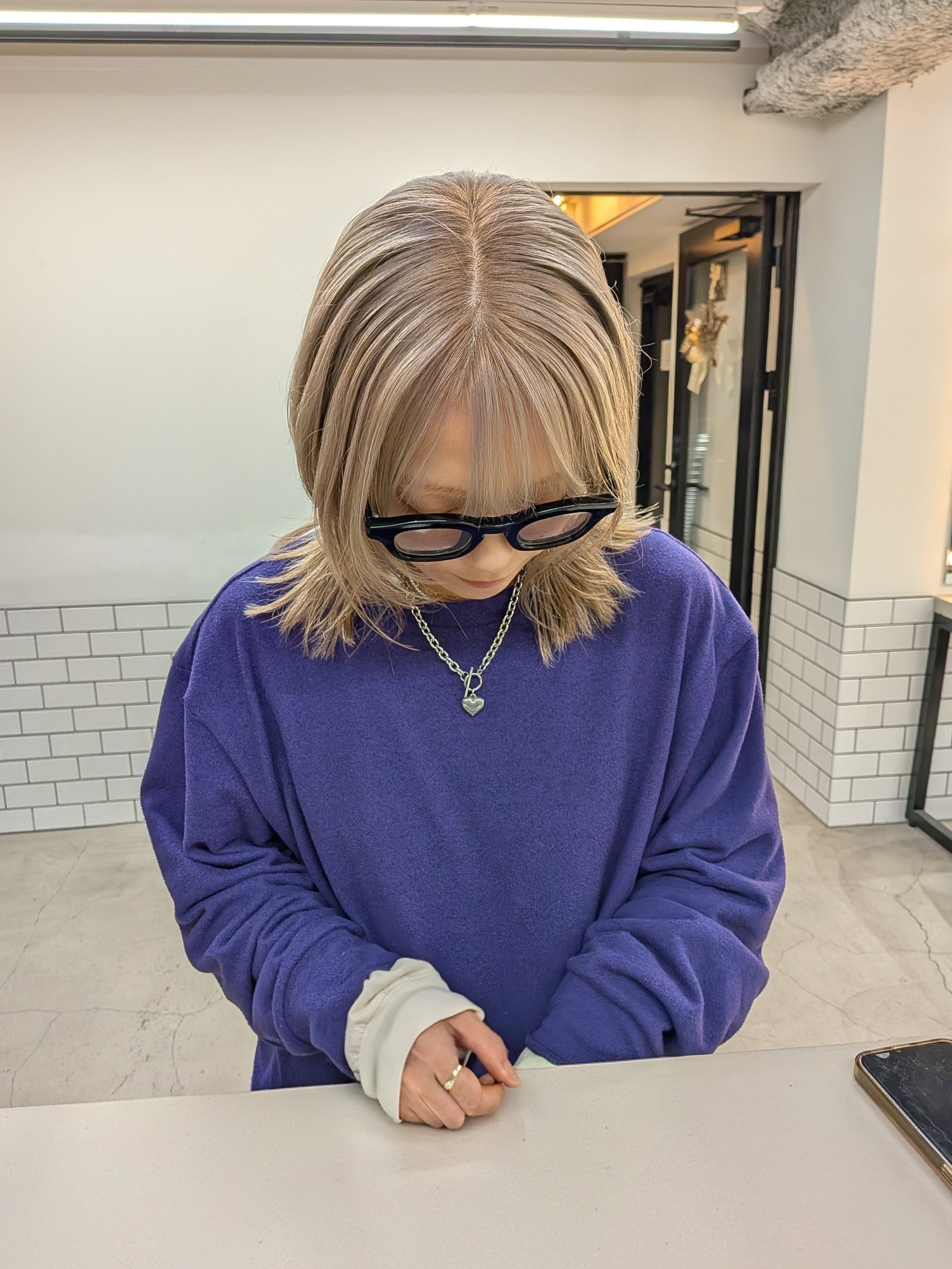 ⑧ブロンドベージュ：外で大活躍する“軽やかブロンド”。動きのあるスタイルにするとより一層春っぽく映える髪色。