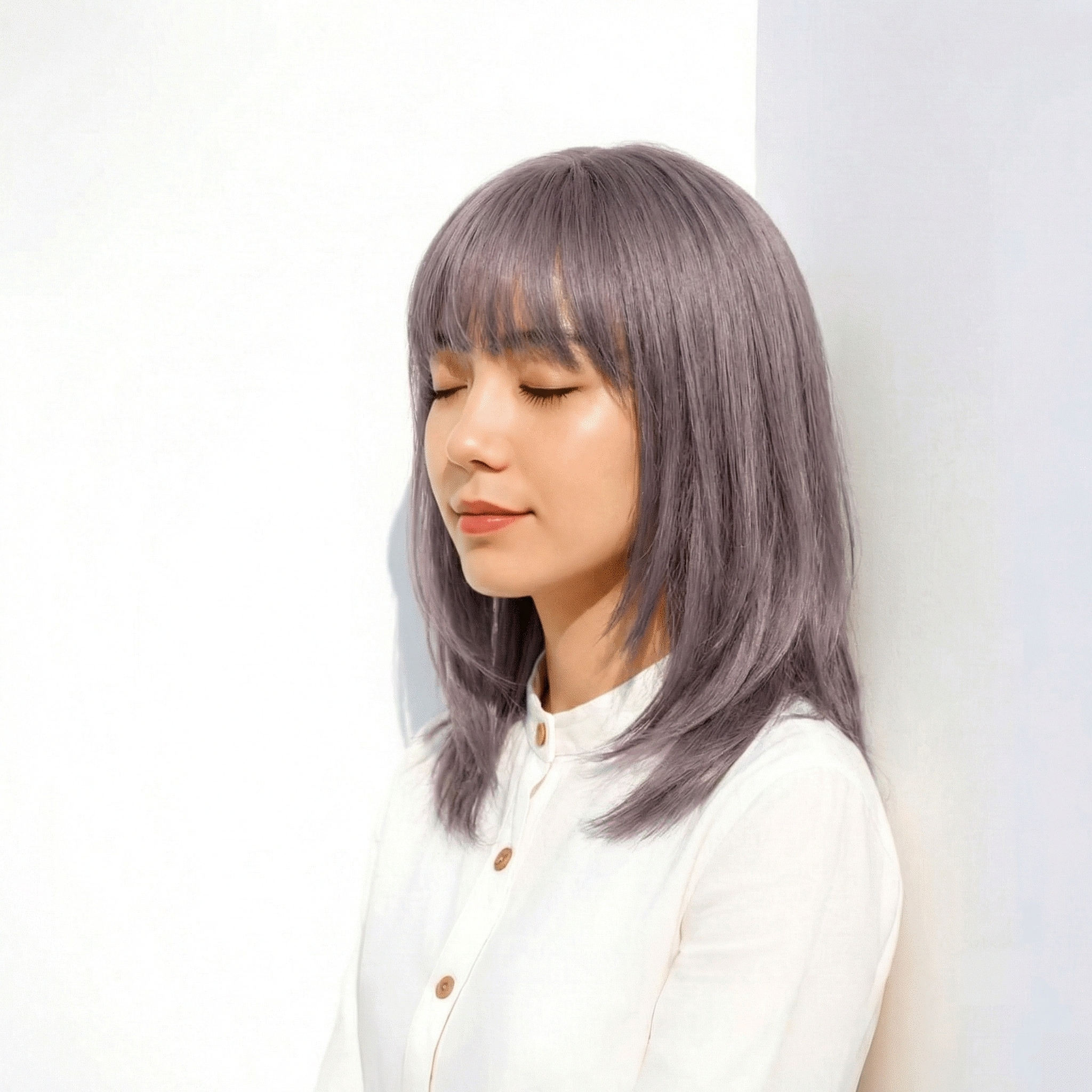 ①外ハネミディ×ラベンダーグレージュ：軽やかな抜け感