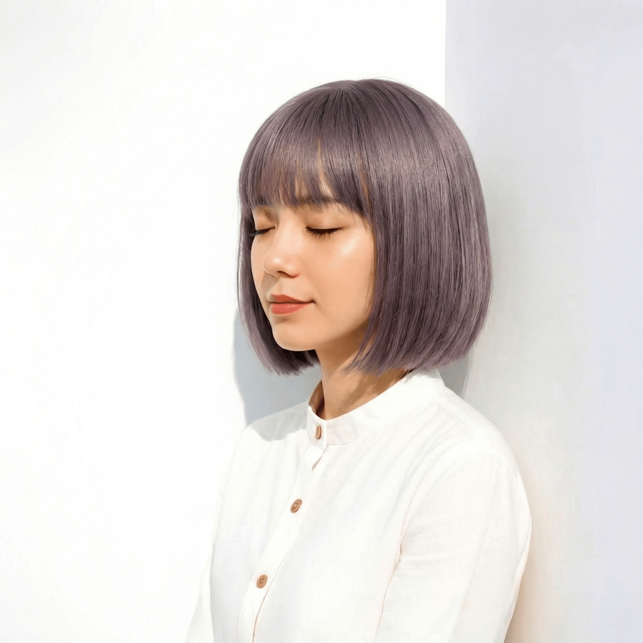 ③コンパクトボブ×やわらかラベンダーグレージュ：品よくトーンアップ